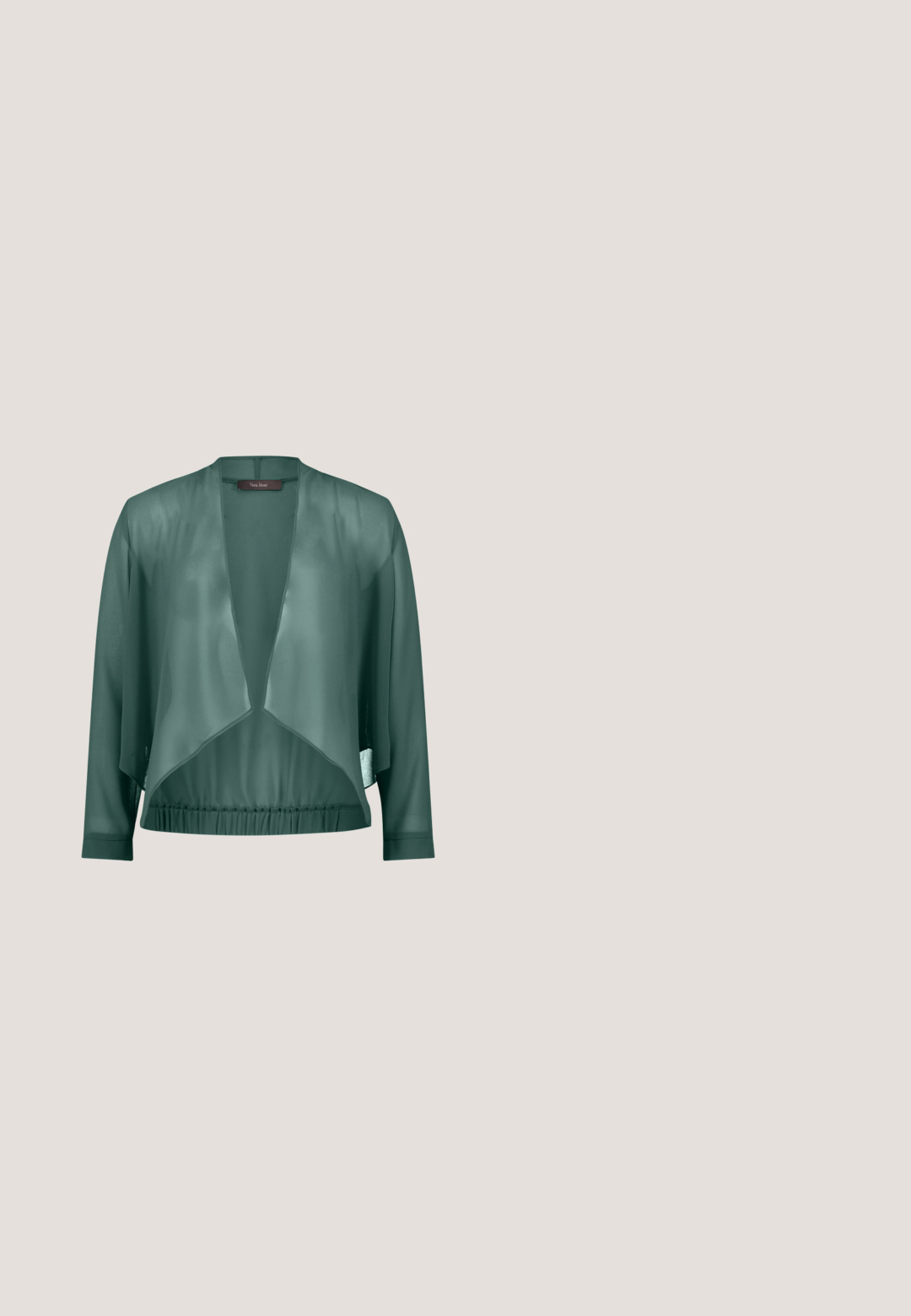 Grüner, transparenter Cardigan mit langen Ärmeln, offenem Vorderteil und einem gerafften, elastischen Taillenbund. Verfügt über ein minimalistisches Design und eine weiche Textur.; Marineblaues, bodenlanges ärmelloses Kleid mit dünnen Trägern und einem Stoffblumendetail auf der linken Schulter, taillierte Silhouette.; Anna Field by Zalando Pumps - dark blue; Cat-Eye-Sonnenbrille mit einem halbtransparenten blauen Rahmen, grauen Gläsern und hellblauen Bügeln. Verfügt über ein dezentes Logo auf dem inneren Bügel.; Marineblaue Satin-Clutch mit schwarzer, perlenbestickter Blumenverzierung und goldenem Verschluss, verziert mit Strassblumen entlang des Rahmens.; Quadratische blaue Edelsteine, die in silberfarbigem Metall mit einem kreisförmigen Design gefasst sind. Umgeben von klaren Kristallen, mit einem polierten Finish.