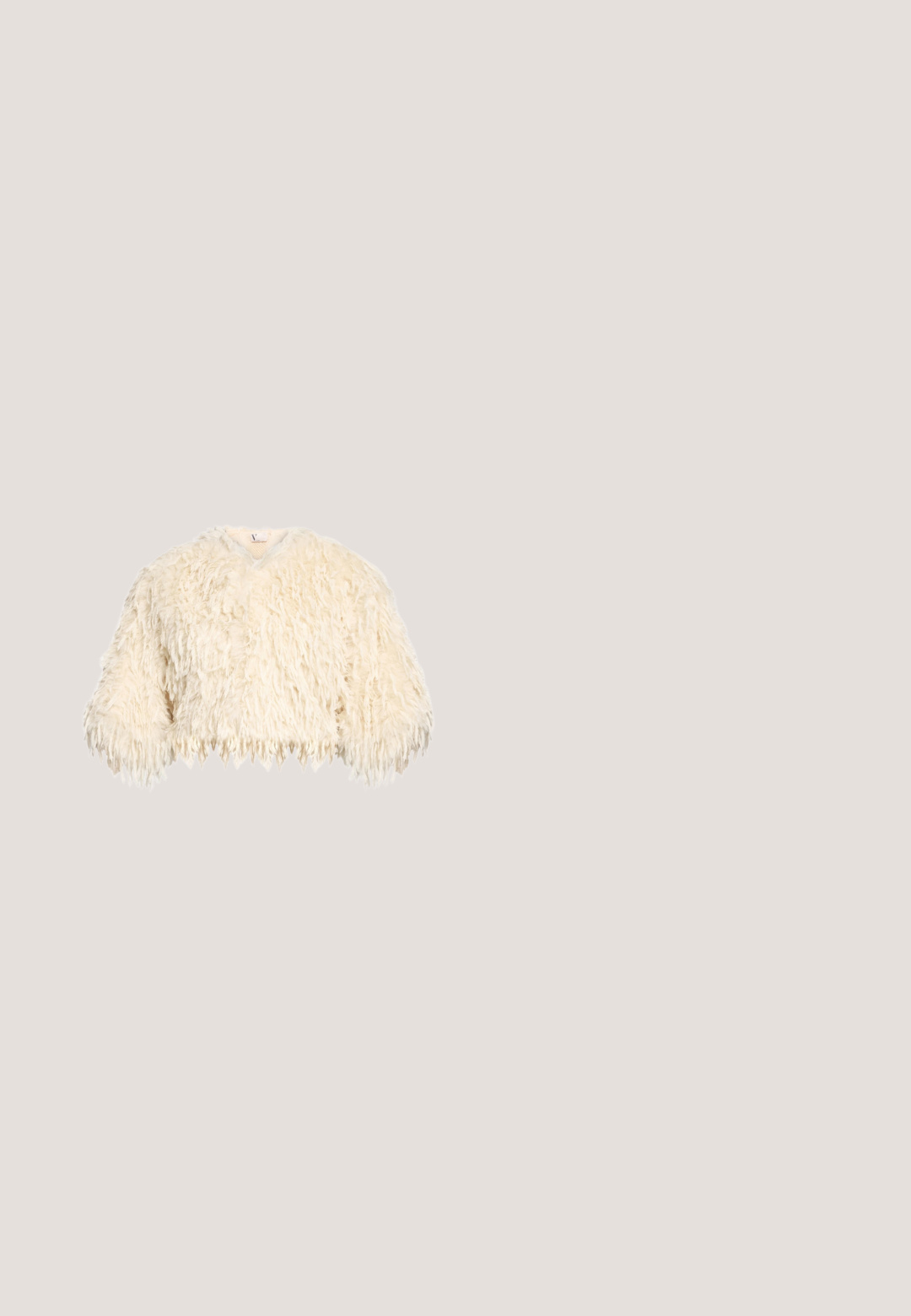 Crèmekleurige lange mouwen nepbontjas met V-hals en een harige textuur, afgebeeld tegen een witte achtergrond.; Gouden avondjurk met pailletten, off-shoulder, met geplooide details en een nauwsluitend, tot op de vloer reikend silhouet.; Gouden metallic hoge hakpomp met een spitse neus en een gladde textuur. Beschikt over een gesloten hiel en een slanke, elegante stilettoontwerp.; Clutch tas versierd met gouden en zilveren metalen bloemen, elk met een kleine parel in het midden, en een parel sluiting bovenop.; Crème leren handschoenen met een gladde textuur, voorzien van een geplooide pols en gouden hardware-details bij de manchet.; Marchesa ROUND PEARL DROP - Oorbellen - gold-coloured