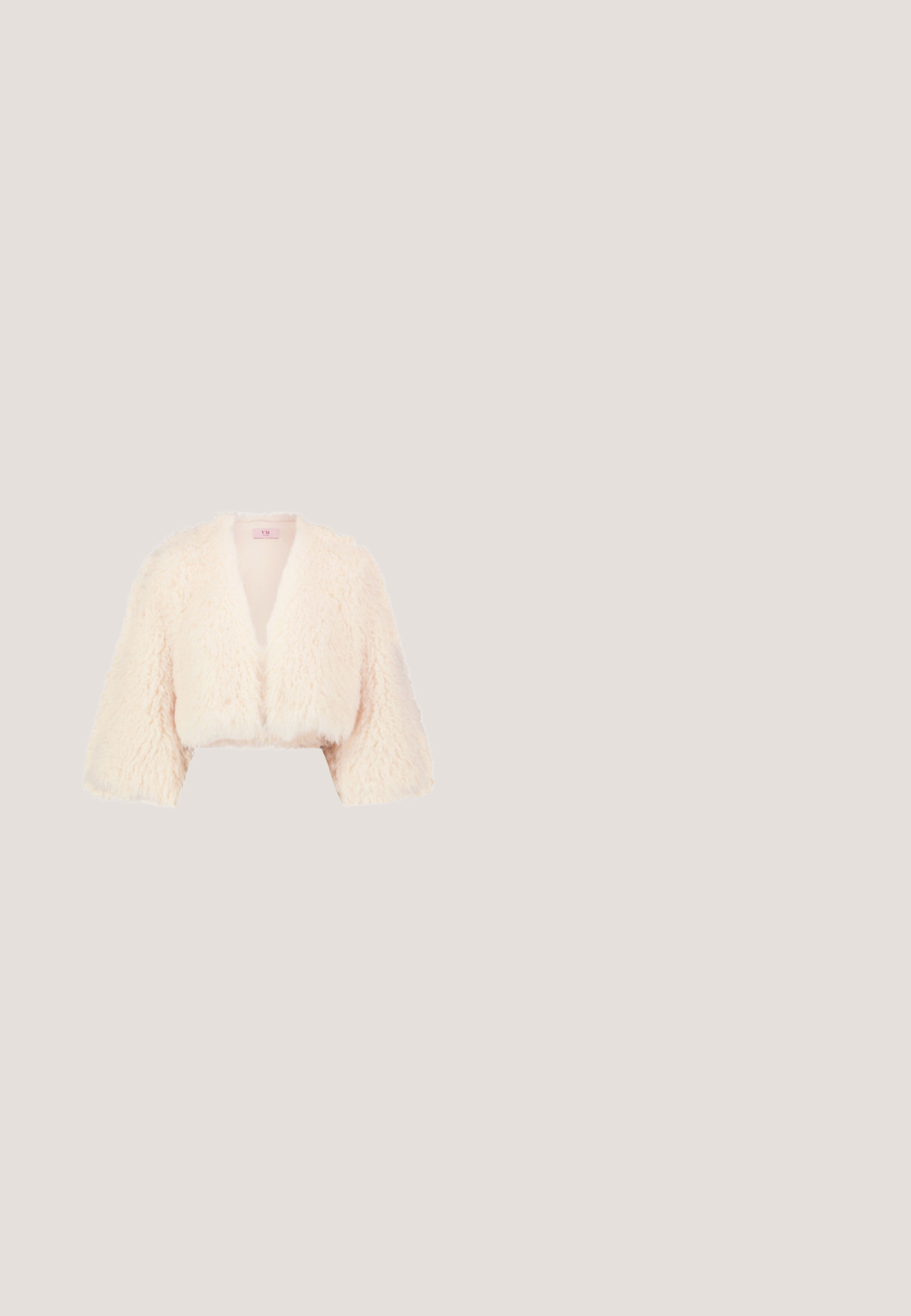 Veste courte en fausse fourrure couleur crème avec larges manches trois-quarts et devant ouvert.; Robe maxi en dentelle noire avec des bretelles spaghetti fines, un corsage ajusté, une jupe évasée et un motif de dentelle complexe sur tout le tissu.; Escarpin à talon haut en daim noir avec bout pointu et boucle décorative sur la bride de cheville, présenté en profil latéral sur fond blanc.; Lunettes de soleil noires en forme d’œil de chat avec verres foncés, accents argentés sur les branches et logo "Polo" sur les verres et les branches.; Sac à main en sequins noir et or, de forme arrondie, avec une courte poignée et une surface texturée. Présente des accents scintillants sur toute sa surface.; Bracelet en argent ornée de plusieurs cristaux transparents de différentes formes et tailles, avec une surface texturée et un design en grappe.