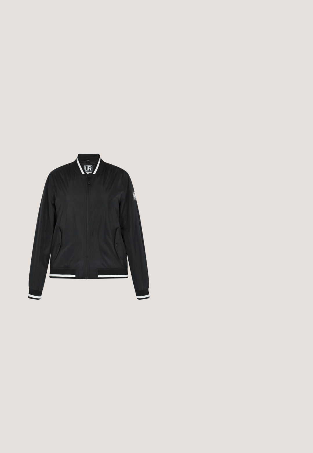 Schmuddelwedda urban rain - Blouson Bomber - schwarz; Shorty bleu marine à manches longues et col montant. Fabriqué en tissu extensible pour un design ajusté. Silhouette sans couture sans fermetures visibles.; Sweatshirt court en gris foncé, fabriqué en tissu doux. Il possède des manches larges, un col côtelé et une broderie blanche "Urban Classics".; Basket basse noire avec un swoosh Nike blanc, des lacets blancs, une semelle intermédiaire beige et une semelle extérieure en caoutchouc marron, vue de profil.; Sac d'épaule en tissu doux noir avec poignée rembourrée et fermeture éclair, arborant un logo de marque subtil à l'avant.; Bracelet en chaîne dorée avec un design de nœud entrelacé, comprenant un fermoir en homard et une chaîne réglable avec une étiquette. Fini lisse et poli.