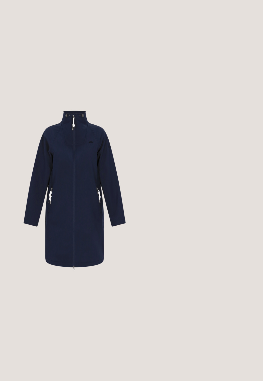 Manteau imperméable navy avec col montant, fermeture éclair sur toute la longueur, poches latérales avec cordons, et manches longues. Présente une texture lisse et élégante.; Sweat-shirt bleu marine en tissu doux, avec un col rond, des épaules tombantes, et des poignets et un ourlet côtelés. Petit logo sur la poitrine.; T-shirt bleu marine à manches courtes fabriqué en tissu lisse avec un col rond et une coupe décontractée. Présente un design d'épaule sans couture.; Pantalons de jogging bleu marine en matériau doux, avec une taille à cordon de serrage, deux plis à l'avant et une jambe fuselée.; Baskets de sport bleu marine en matériaux en daim et en mesh, présentant un logo argenté proéminent, une tige texturée et une semelle intermédiaire blanche.; Sac à épaule en tissu bleu marine au design incurvé, doté d'un patch logo noir, d'une sangle ajustable et d'une fermeture éclair. Texture lisse, style minimaliste.