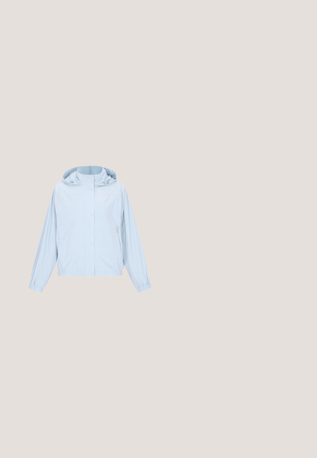Veste bleu clair à fermeture éclair avec capuche, poignets élastiques et ourlet à cordon de serrage. Fabriquée en tissu lisse et léger, sans motifs visibles.; Combinaison bleue sans manches avec fines bretelles et encolure en V, avec un détail croisé dans le haut du dos et des jambes courtes.; Chaussure de course vert clair avec une tige en mesh, logo "N" bleu, soutien du talon gris, et semelle blanche épaisse.; Lunettes de soleil en plastique blanches et surdimensionnées avec des verres rose clair ; elles présentent un léger éclat et un accent doré sur la branche.; Sac banane vert menthe avec une texture lisse, de forme rectangulaire, avec un patch logo et une sangle réglable. Comprend un compartiment zippé.; Bracelet chaîne en argent avec petites pierres d'améthyste et un pendentif croissant de lune, fermeture réglable sur fond blanc.