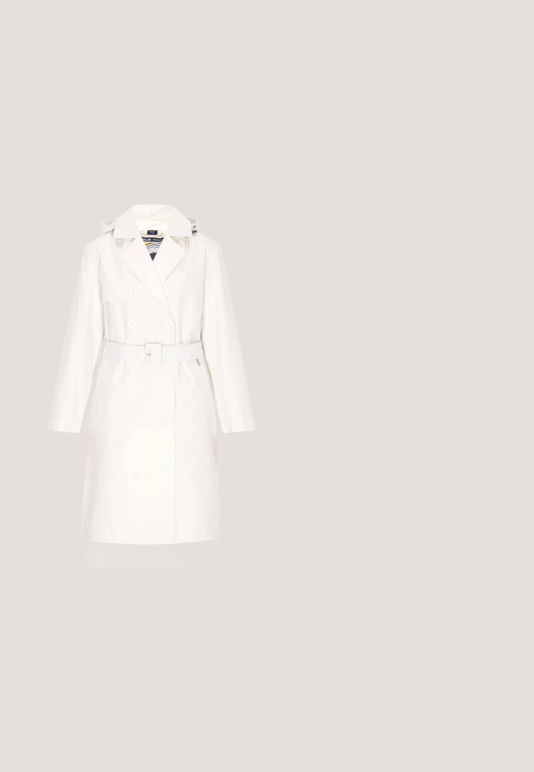 Hvid trenchcoat med dobbeltbrystet design, store knapper, bælte i taljen og hætte. Fremstillet af glat, vandtæt materiale. Lange ærmer.; Blomsterkjole uden ærmer med sort baggrund, prydet med blå og grønne blomster, glat tekstur, knælang design og rund halsudskæring.; Beige læder slingback sko med en sort tåhætte, spidst design, lav blokhæl og en tynd ankelrem med spænde.; Sorte solbriller med kantede stel og mørke linser samt en lille sølv krokodille-logo på siden, placeret på en hvid overflade.; Lys grå håndtaske med en struktureret design, der har runde nitter foran, en kædristrop og en klaplukning med en rektangulær spænde.; Par af små gyldne snoede hooped-øreringe med stifter og sommerfuglebeslag på en hvid baggrund.