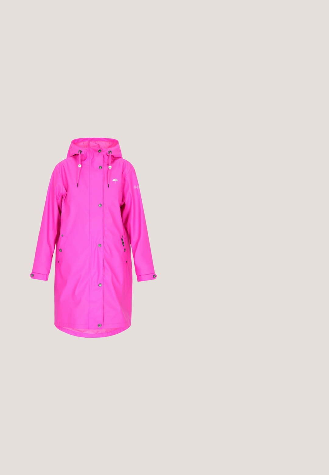 Felroze waterdichte regenjas met capuchon, voor knopen, verstelbare manchetten en zijzakken, ontworpen voor volledige lichaamsbedekking.; Felroze katoenen shirt met korte mouwen en een V-hals, plat weergegeven zonder patronen of extra details.; Zwarte high-waist rechte jeans met metalen knoop, voorzakken en kleine zilveren studs langs de buitenste zijnaad.; Roze en groene lage sneaker met witte veters, witte zijdetails en een transparante gumzool, weergegeven vanaf de buitenkant.; Roze suède en synthetische telefoontas met een klep sluiting, voorzien van een textuurafwerking, verstelbare koord en een reliëflogo.; Zilveren ketting met een horizontaal rechthoekig hanger met een klein sterdetail in de rechterbenedenhoek.
