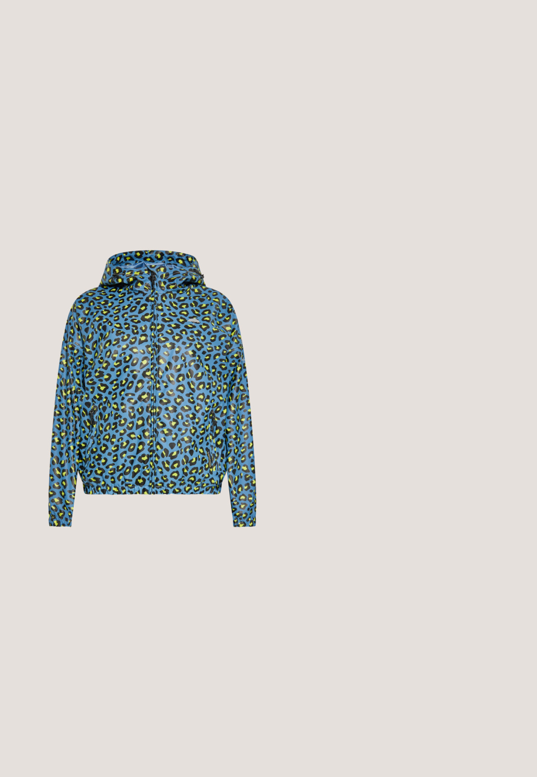 Blaue Kapuzenjacke mit schwarzem und gelbem Leopardenmuster, Frontreißverschluss, elastischen Bündchen und seitlichen Reißverschlusstaschen.; Weißes Baumwoll-T-Shirt mit rundem Ausschnitt und kurzen Ärmeln, mit einem schwarzen und pinken grafischen Print auf der Vorderseite.; Hellbeige Sweatpants aus weichem Stoff, mit einem verstellbaren Bund und schwarzen Seitenpaneelen mit einem Leopardenmuster.; Beiger Wildledersneaker mit weißen Streifen und strukturierter Gummisohle, Seitenansicht vor neutralem Hintergrund.; Schwarze rechteckige Ledertasche mit zwei langen Henkeln und eingeprägten dunklen Logos auf der Vorderseite.; Goldarmband mit einem glatten, ovalen Mittelpunkt und einer strukturierten, feinen Kette. Enthält einen Verschluss mit einem Markenetikett.