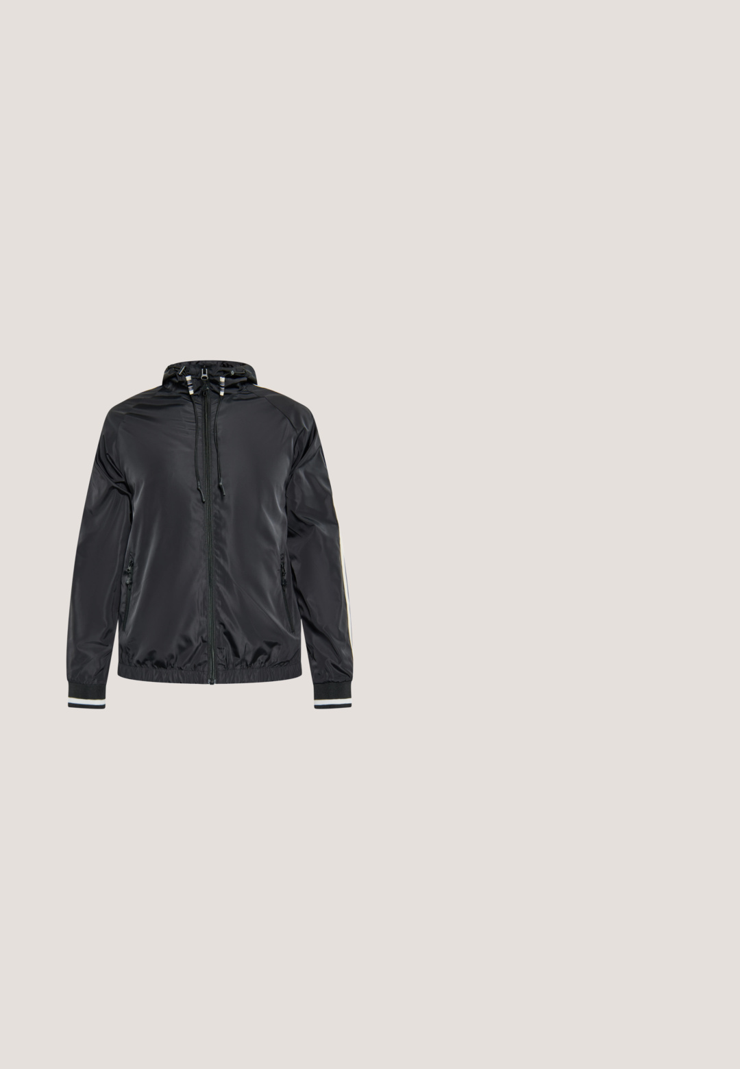 Chaqueta de nailon negra con capucha, puños elásticos y dos bolsillos frontales con cremallera. Presenta un detalle de rayas en contraste a lo largo de las mangas.; Sudadera negra de manga larga con cuello redondo, puños y dobladillo acanalados, con un pequeño logotipo negro en forma de diamante en el pecho izquierdo.; Pantalones cortos negros hasta la rodilla con cintura elástica, cordón y pequeño logo blanco "Boxeur des Rues" en la pierna izquierda.; Replay EPIC HIGH - Zapatillas - black; Gafas de sol con lentes oscuros en forma ovalada, montura de plástico negra y detalles dorados. Presentan un diseño delgado y almohadillas nasales transparentes para mayor comodidad.; Pequeña bolsa cruzada negra con correa ajustable y parche con el logo de Replay en el bolsillo delantero, hecha de tela lisa.