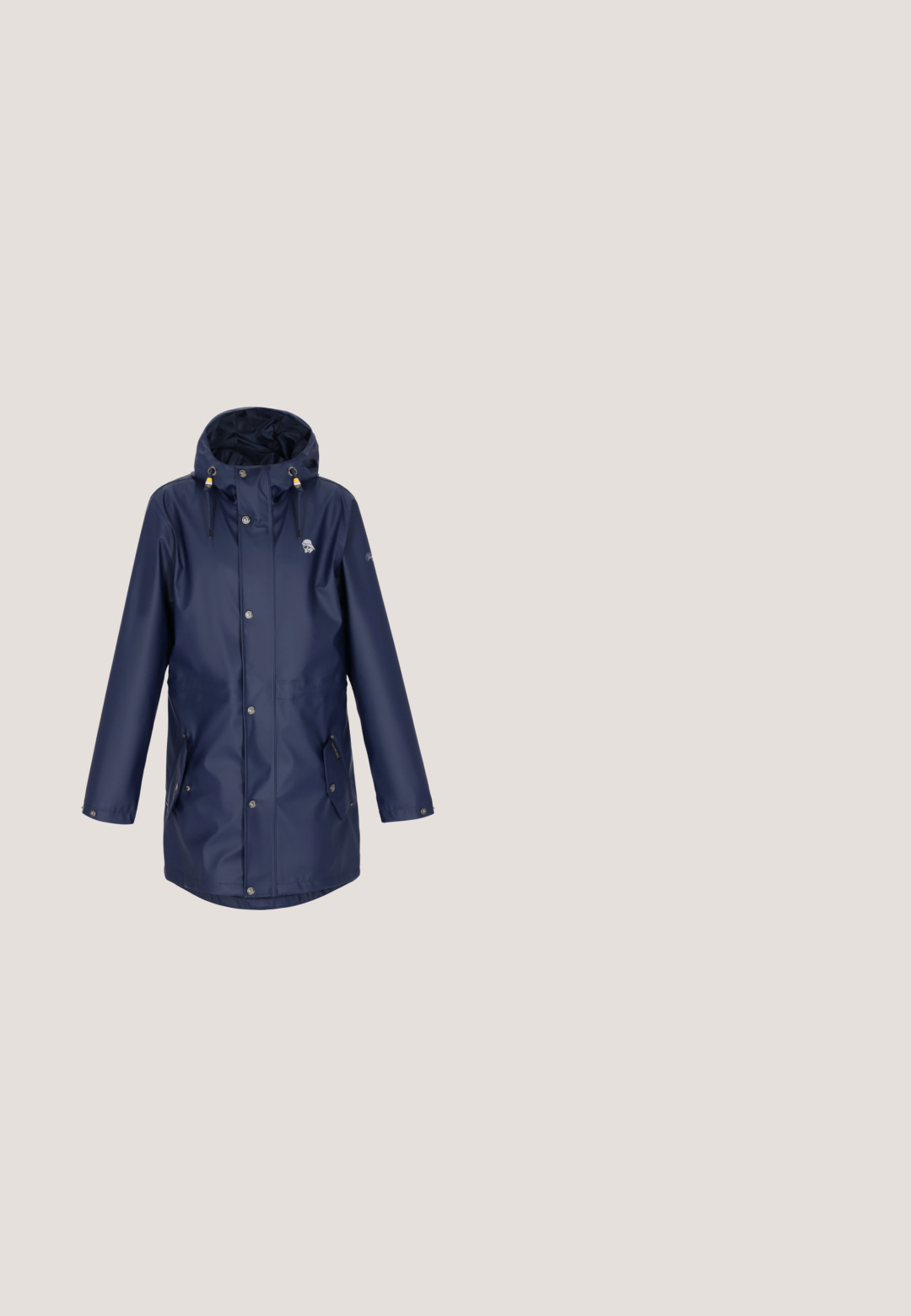 Schmuddelwedda Parka - navy; Marineblauer gerippter Pullover mit Reißverschlusskragen, verfügt über ein strukturiertes Strickmuster und ein kleines Logo auf der Brust.; Kurzärmeliges Poloshirt mit horizontalen Streifen in Beige, Hellblau, Dunkelblau und Grau, mit dunkelblauem Kragen und zwei Knöpfen an der Knopfleiste.; Schwarze knielange Shorts mit umgeschlagenen Säumen, Knopfverschluss, Gürtelschlaufen und flachem Vorderdesign auf einfachem weißem Hintergrund.; Marineblauer Herren-Schnürschuh mit weißer Sohle, strukturiertem Zehenbereich, glatten Lederseiten und weißem Innenfutter.; Marineblauer Stoffgürtel mit zwei horizontalen roten Streifen und einer silbernen rechteckigen Schnalle, graviert mit dem "Tommy Jeans"-Logo.