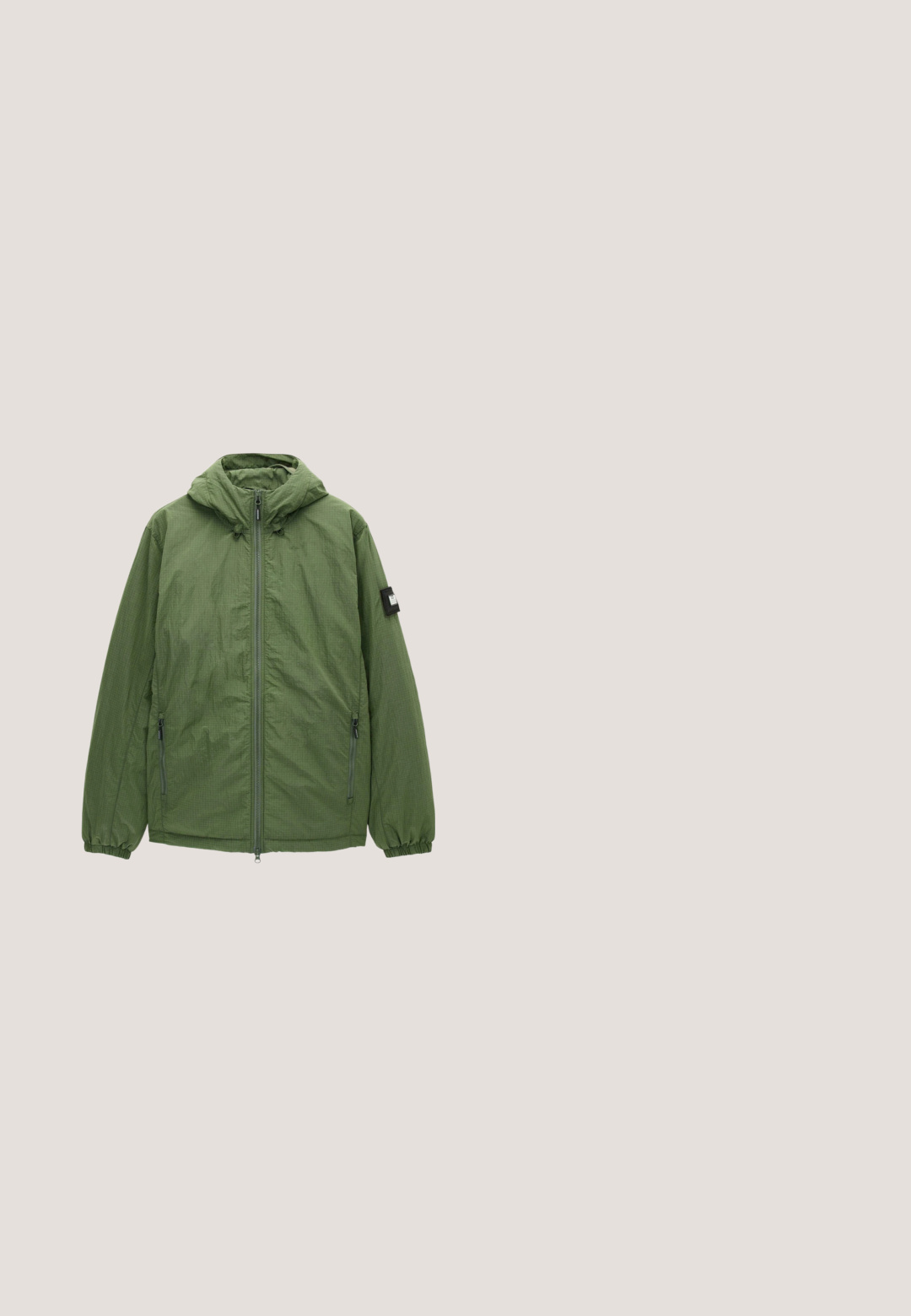 Chaqueta ligera verde con capucha, cremallera frontal y puños elásticos. Presenta un acabado texturizado y un pequeño parche de marca negra en la manga.; Polaire verde con cuello alto, que presenta una cremallera blanca en contraste, botones a presión y un bolsillo en el pecho con cremallera. Tejido texturizado.; Camiseta de manga larga gris oscuro, hecha de tela suave, con cuello redondo y dobladillo recto. Sin patrones ni acentos visibles.; Pantalones cargo color verde oliva hechos de algodón, con bolsillos laterales, un ajuste slim y dobladillos ajustados. Parte delantera plana con cierre de botón.; Bota de caña baja color verde oliva con cordones, suela texturizada, etiqueta Gore-Tex y cuello acolchado para uso al aire libre.; Piquadro Bandolera - black