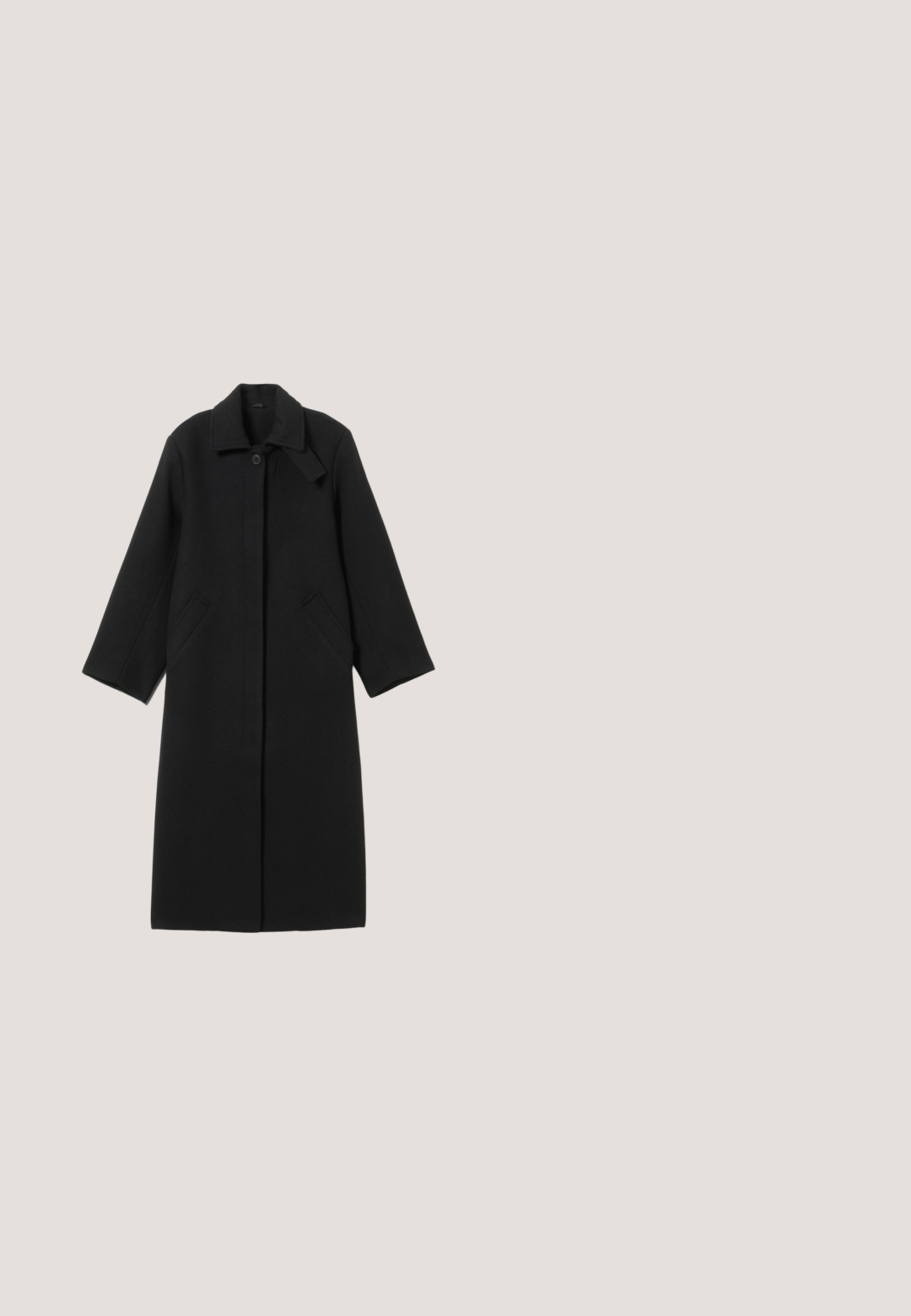 Long manteau noir avec col, deux poches latérales, manches longues et boutons cachés sur le devant sur un fond clair.; Pull à col roulé noir en tricot doux. Doté de manches longues, d'une coupe décontractée et d'un design à col haut. Pas de motifs ni d'ornements.; Pantalon noir en tissu lisse avec taille haute, jambes larges, plis à l'avant et passants de ceinture classiques. Pas de poches latérales visibles.; Botte cheville en cuir noir avec un bout pointu, texture lisse, design minimaliste et un petit talon carré. La fermeture éclair sur le côté monte jusqu'à la cheville.; Sac fourre-tout en cuir noir avec deux bretelles d'épaule et un logo LIEBESKIND Berlin discret centré près du bas.; Montre avec bracelet en mesh argenté et cadran rond blanc. Présente des index horaires minimalistes, le nom de la marque "LIEBESKIND BERLIN" et un profil slim.