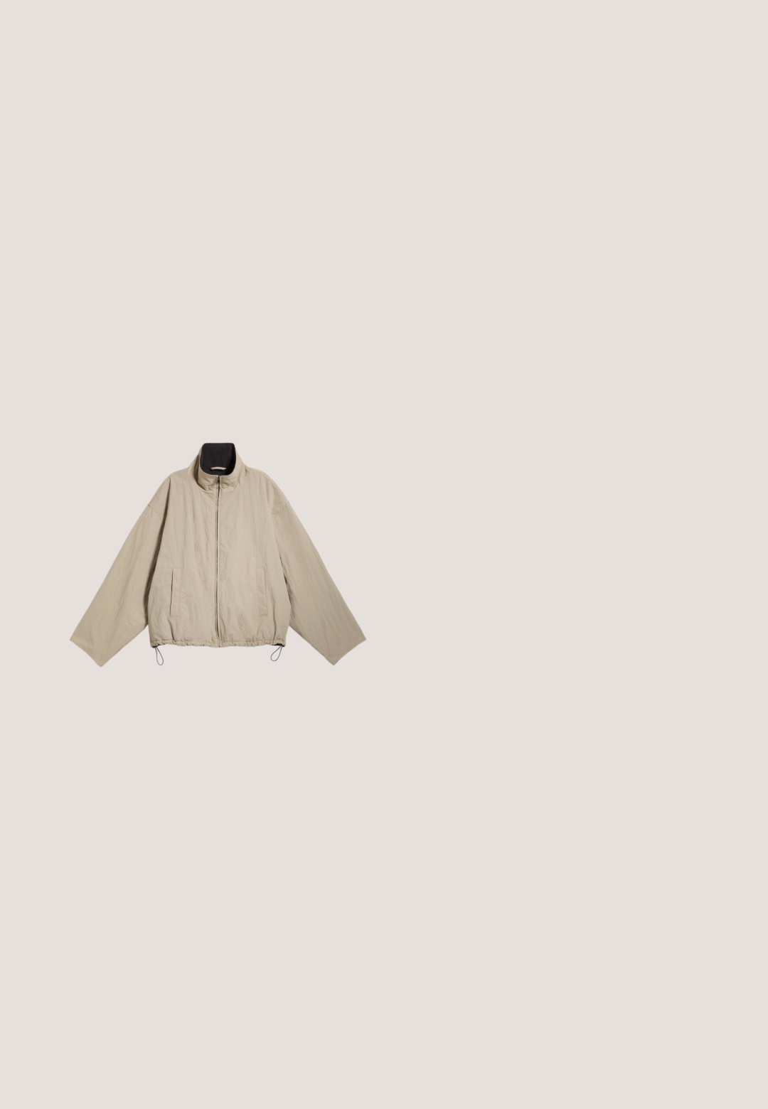 Beige jakke med lynlås, lange brede ærmer, to sidelommer, høj krave med sort indvendig foring og justerbare snore forneden.; Beige hættebluse lavet af blødt materiale. Har en frontlomme, ribbede manchetter og et broderet logo-patch med tekst på brystet.; Beige bomulds t-shirt med oversized pasform, korte ærmer, rund halsudskæring og centreret sort tekst "PEGADOR." Ingen mønstre eller yderligere detaljer.; Beige cargo bukser lavet af blødt bomuld, med lige pasform, en frontknap og en sidelomme med flapdetalje.; Hvide lærreds sneakers med beige ruskindsdetaljer, perforeret tåboks, flade snørebånd og en struktureret cremefarvet sål. Har diskret branding på hælen.; Beige skuldertaske i halvmåneform med en lang justerbar rem, der hænger mod en ensfarvet lys baggrund.