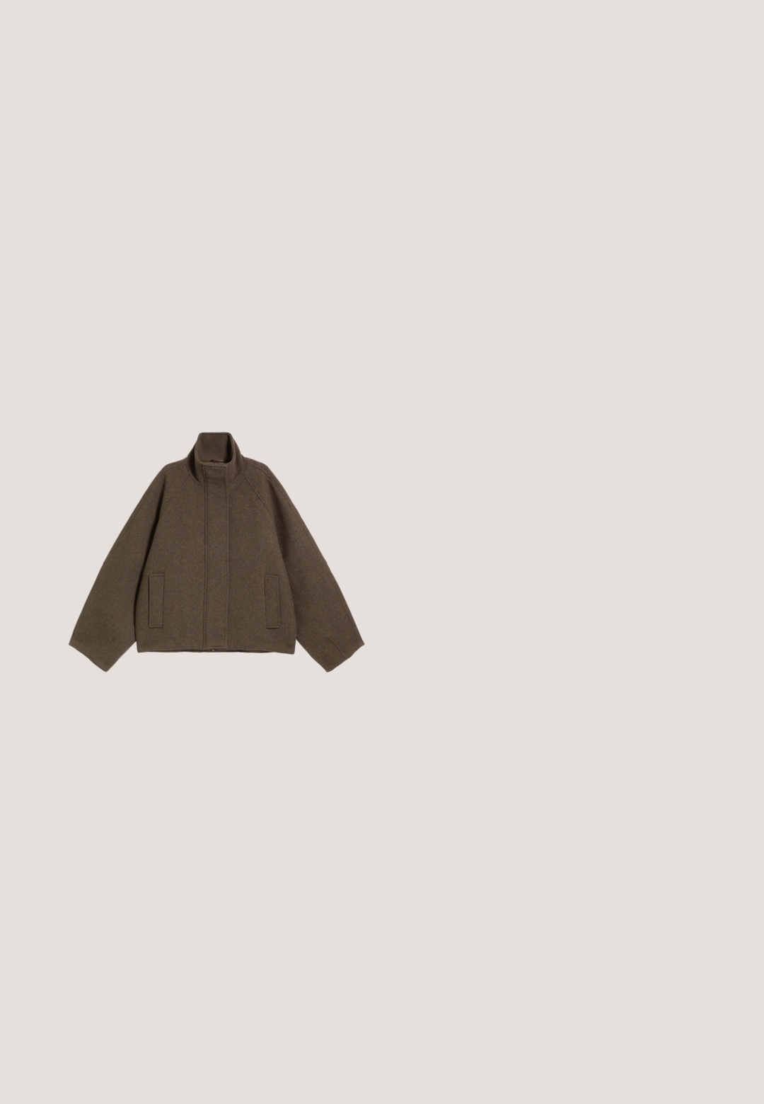 Donkergrijze wollen jas met hoge kraag, lange mouwen, voorzakken en een verborgen ritssluiting op een effen lichte achtergrond.; Bordeaux gebreide trui met een geribbelde ronde hals, oversized pasvorm en brede mouwen, gemaakt van een zachte, gestructureerde stof.; RE/DONE BAGGY FLARE - Flared Jeans - monterey fade; Bordeaux kleurige suède Chelsea boots met elastische zijpanelen en een dikke, gestructureerde platformzool. Voorzien van een trektab aan de hiel voor gemakkelijk aan- en uittrekken.; Zachte bruine suède hobo-tas met een geknoopte bovenhandgreep en subtiele naaddetails, rechtopstaand op een effen lichte achtergrond.; Zilverkleurige schelpvormige clip-oorbellen met geribbelde textuur en een kleine ronde detail bovenop, tegen een effen witte achtergrond.