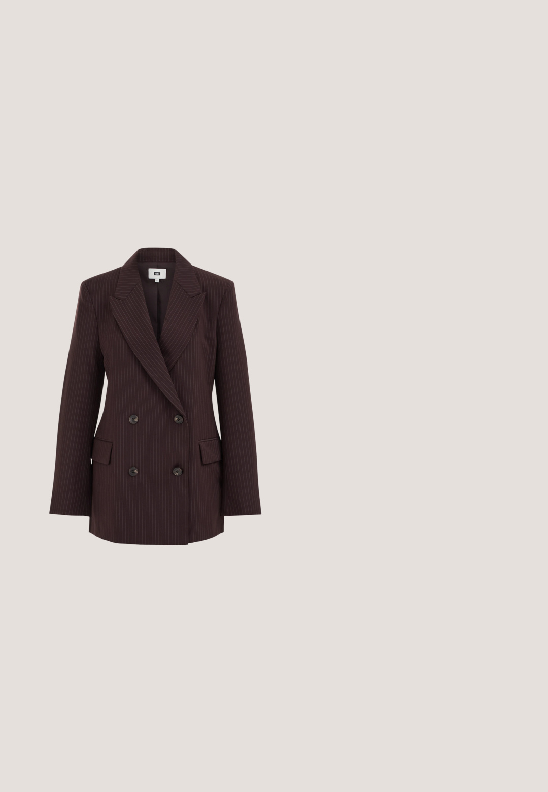 Dunkelbrauner zweireihiger Blazer mit dünnen weißen Nadelstreifen, vier Knöpfen, Kerbklappen und zwei vorderen Pattentaschen.; Braunes figurbetontes Kurzarmhemd mit rundem Ausschnitt und glattem Stoff, abgebildet auf weißem Hintergrund.; Braune weit geschnittene Hosen mit glatter Textur, die einen strukturierten Taillenbund und subtile Falten auf der Vorderseite aufweisen.; Brauner Leder-Pumps mit spitz zulaufender Schuhspitze und schlankem Absatz. Glatte Textur und minimale Details unterstreichen das elegante Erscheinungsbild.; Braune Ledertasche mit glatter Textur, geräumigem Design und geschwungenem Griff, mit einem dezenten Logo-Detail auf der Vorderseite.; Dunkellila Harzohrringe in Form von Mondsicheln, mit silbernen Metallakzenten und klaren Kunststoffrückseiten für sicheren Halt.