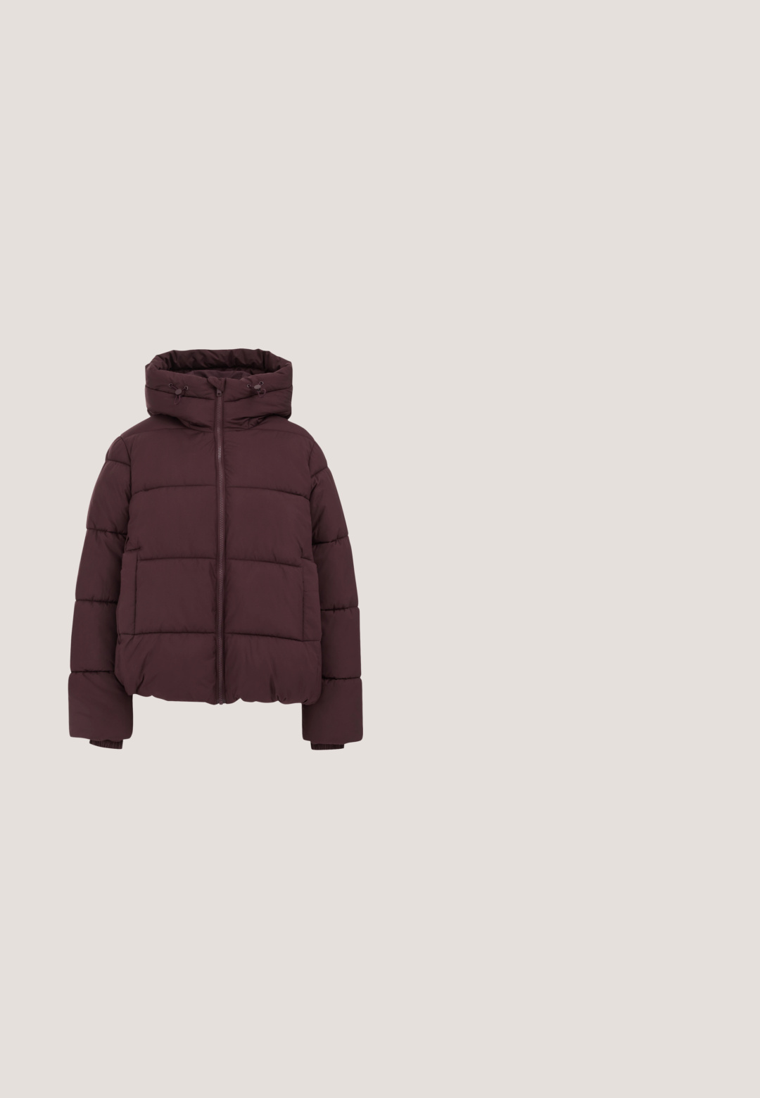 Burgundy puffer takki, jossa on sopiva huppu, etuvetoketju ja vaakasuora ommel. Varustettu ribbikuvioiduilla hihansuilla ja lyhyellä helman muodolla.; Neule cropped neulepaita V-pääntiellä, tummanruskeana, vaaleanpunaisena ja kermaisenvalkoisena, jossa on timanttikuvio ja valkoisia yksityiskohtia. Pehmeä, teksturoitu kangas.; Valkoinen kolmivartinen paita, jossa on vaakasuoria tummanpunaisia raitoja ja pyöreä pääntie.; Tummansiniset leveälahkeiset farkut, joissa on edessä nappi, vetoketju, vyölenkit, etutaskut ja tähtimuotoinen vetoketjun vetokoru.; Ruskeat lenkkarit, joissa on pörröinen beige pinta, mokkanahkaisuosia ja paksu, uurrettu beigenvärinen pohja. Varustettu nauhakiinnityksellä ja hienovaraisella brändäyksellä.; Ruskea nahkainen olkalaukku, jonka viimeistely on teksturoitu, siinä on kermanvalkoisesta ja tanin värisestä kudotusta hihnasta, kullanväriset metalliosat ja etupuolella logo.