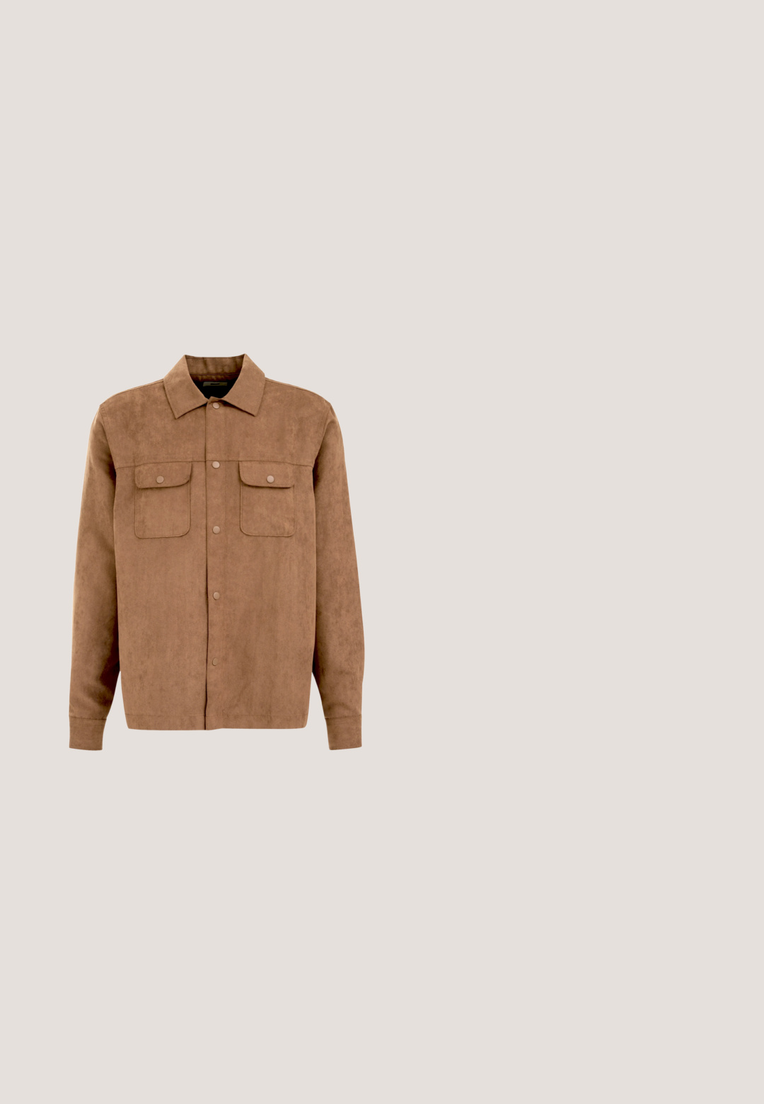 Brun suedet skjortejakke med krave, to forlommer med klapper og trykknaplukning. Blød tekstur, fås i ensfarvet.; Lyse beige bomulds-T-shirt med rund hals, korte ærmer og et lille sort "BOSS"-logo på venstre bryst. Glat tekstur.; Blå denim jeans med lige ben-design, der har en front knaplukning, bæltestropper og klassisk fem-lomme styling.; Brune ruskinds Chelsea støvle med elastiske sidepaneler, rund tå og en lille strop bagpå; sort gummisål med subtil tekstur.; Tommy Hilfiger BRACELET - Armbånd - black; Brun læderbælte med en glat tekstur, sølvmetal spænde og en lille logoskabelon i rød, hvid og blå nær spændet.