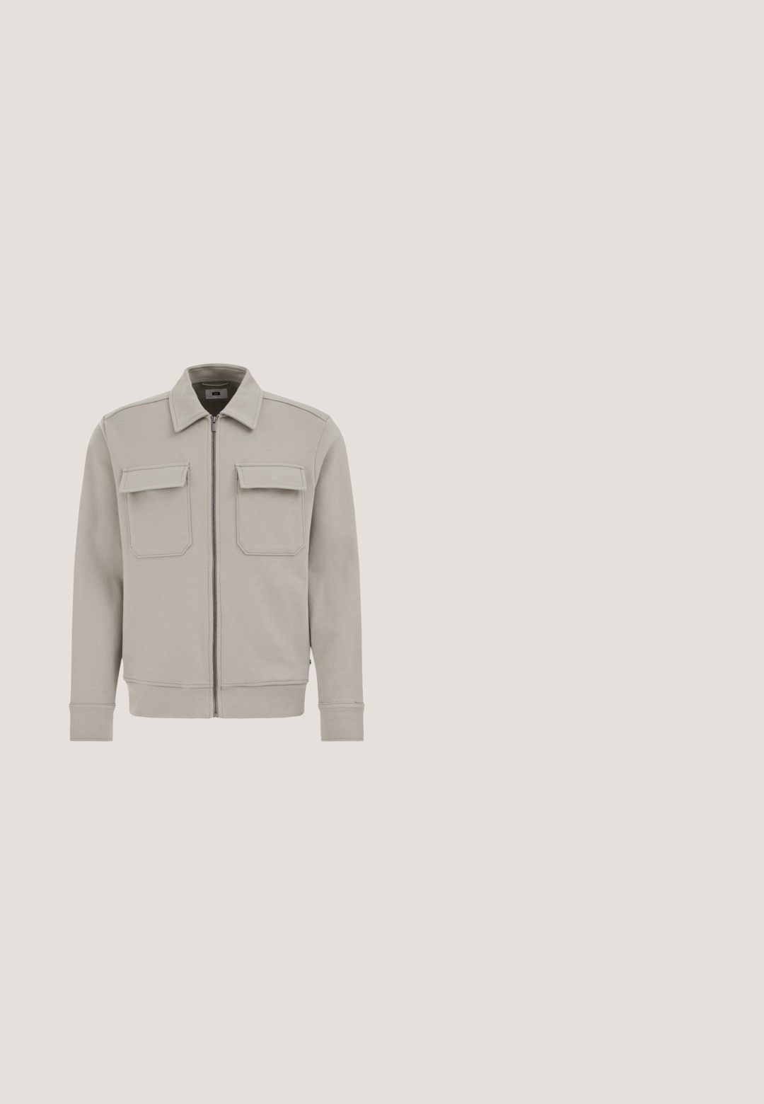 Veste zippée gris clair avec col, deux poches plaquées à l'avant, poignets côtelés et tissu texturé.; T-shirt beige clair à manches courtes avec un petit patch rectangulaire sur le côté gauche de la poitrine et un col rond.; Shorts noirs mi-longues avec une ceinture ajustable et passants, présentant une coupe droite et épurée.; Bottine en cuir noir avec un design épuré, bout pointu et couture minimale. Présente un petit talon empilé et une texture lisse.; Lunettes de soleil rectangulaires noires mates avec des verres foncés et des branches fines, présentées sur une surface blanche.; Pochette noire rectangulaire avec fermeture éclair en haut et petit logo argenté centré près du haut.