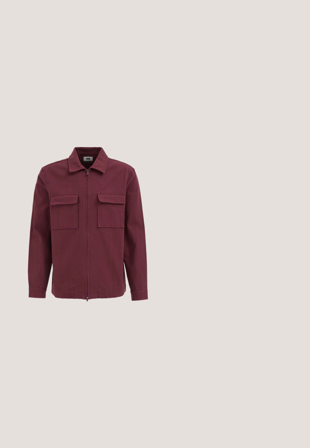 Chaqueta de manga larga color rojo oscuro con cuello, dos bolsillos delanteros con solapa y cierre central de cremallera sobre un fondo blanco liso.; Camisa de manga corta, con cuello en color rojo rosa, de tejido texturizado con un ligero arrugado. Presenta dos bolsillos en el pecho y botones oscuros.; Pantalones cortos marrón granate hasta la rodilla con cinturilla elástica y cordón ajustable, con un corte relajado y pliegues delanteros.; Mocasín tipo penny loafer de cuero marrón oscuro pulido, con suela negra, costura moc toe y pequeño logo en relieve en el lateral del talón.; Bolsa de aseo rectangular de cuero burdeos con asa lateral y un discreto logo de la marca en negro en el frente.; Cinturón de cuero trenzado rojo con una hebilla de metal plateado, que presenta una textura suave y un diseño de costura en contraste a lo largo de los bordes.
