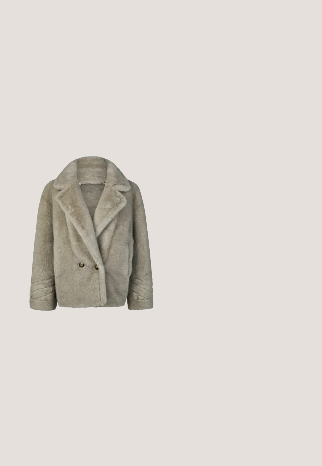 Veste en fausse fourrure gris clair avec larges revers, boutons croisés et manches longues, présentée sur un fond blanc uni.; Pull blanc à col V côtelé avec manches longues et accents de boutons dorés sur les poignets. Texture douce et design ajusté.; Pantalon beige sur mesure avec une coupe droite. Il présente une fermeture par boutons et deux plis avant pour un look structuré. Texture de tissu lisse.; Baskets en maille beige avec des accents dorés, un dessus texturé et une semelle blanche épaisse. Présente une chaîne décorative sur le côté.; Sac à main croissant marron à motif monogramme Guess, garnitures dorées, bandoulière simple et breloques clés décoratives suspendues sur fond blanc.; Bracelet en or et boucles d'oreilles assorties à clou avec des motifs de papillon ornés de petits cristaux clairs sur fond blanc.