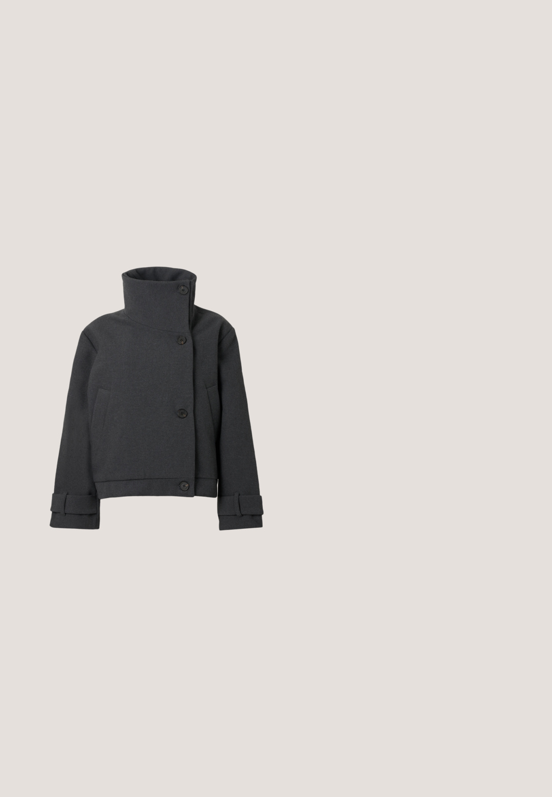 Mørkegrå cropped jakke med høj krave, asymmetrisk knaplukning, sidelommer og manchetstropper på lange ærmer.; Rød, fluffy sweater med lange ærmer og rund udskæring. Har en let oversized pasform og ribbet kant forneden.; Hvid, langærmet skjorte med knapper og spids krave, vist fladt mod en ensfarvet hvid baggrund.; Henrik Vibskov SHADE PANTS - Wide leg - dark denim; Sort slingback-sko i laklæder med spids tå, sølvspænde og mellemhøj kitten-hæl på en ensartet lys baggrund.; COACH QUILTED TABBY SHOULDER WITH CHAIN - Håndtasker - black