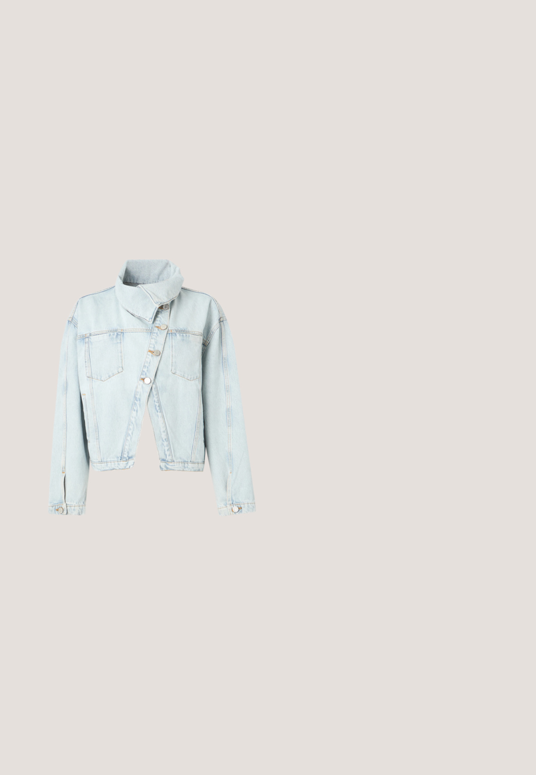 Hellblaue Denimjacke mit asymmetrischem Knopfverschluss, hohem Kragen, langen Ärmeln, Brusttaschen und mit Knöpfen versehenen Manschetten vor einfarbigem Hintergrund.; Gelbes, trägerloses Top mit gerafftem Mieder und geschichteten Volants. Hergestellt aus leichtem Stoff mit weicher Textur. Mit Knoten am Hals.; Weißer Minirock mit strukturierter Oberfläche und geradem Schnitt, verziert mit einer Perlenbordüre am unteren Saum.; Slingback-Ballerina in hellbeige mit einem Netz-Obermaterial, spitz zulaufender Zehenpartie und niedrigem Absatz. Verfügt über einen verstellbaren Riemen für eine optimale Passform.; Kleine hellgelbe Lederhandtasche mit geraffter Vorderseite, goldfarbenen Beschlägen und verstellbarem Schulterriemen vor weißem Hintergrund.; Perlenarmband mit unregelmäßigen weißen Perlen und einem goldenen Verschluss, versehen mit einem kleinen rechteckigen goldenen Anhänger mit dekorativem Design.