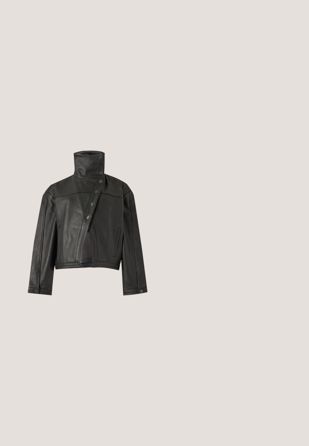 Chaqueta de cuero negra con cuello alto y cierre delantero asimétrico con botones de presión, mangas largas y dos bolsillos laterales.; Vestido a cuadros en blanco y negro con mangas largas abullonadas, cintura ceñida y falda en capas. Fabricado en tejido ligero. Escote redondo.; Botas de cuero negras por encima de la rodilla con un diseño ajustado, punta afilada y tacón alto. Textura suave y estilo minimalista.; Gafas de sol negras con forma de ojo de gato, lentes oscuras, detalles plateados en las patillas y la marca "Polo" en las lentes y las varillas.; Bolso de cuero negro con una sola correa para el hombro y un cinturón decorativo con una hebilla plateada en la parte delantera.; Pendientes de aro de metal plateado con tachuelas rectangulares que presentan un diseño de corte abstracto, exhibidos sobre un fondo blanco.
