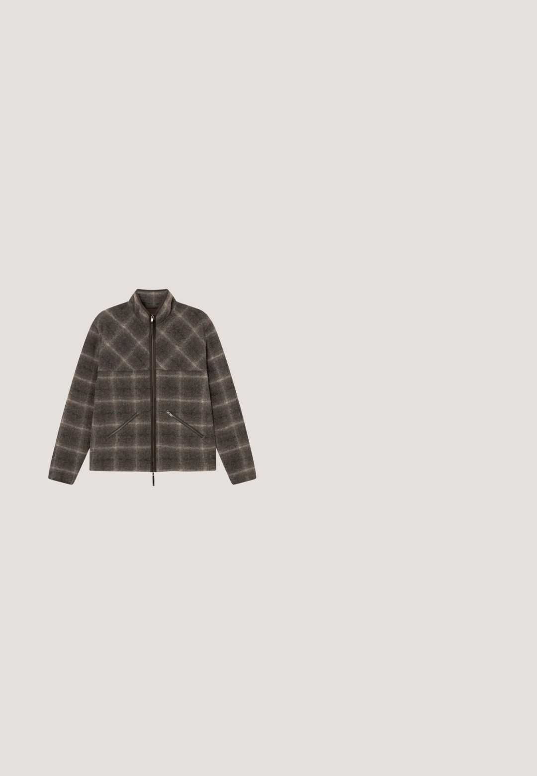 Braun-graue karierte Jacke mit Reißverschluss, Stehkragen und zwei schräg verlaufenden Reißverschlusstaschen vorne.; NN.07 RUGBY  - Langarmshirt - black; Braune, gerade geschnittene Hose aus weichem Stoff. Mit vorderen Taschen und einer Kettenverzierung auf der rechten Seite.; Braune Chelsea-Stiefel aus Leder mit elastischen Seiteneinsätzen, Gummisohle und genähten Details entlang der Zehenpartie. Verfügen über Zuglaschen für einfaches An- und Ausziehen.; Schwarz-gelb gemusterte Sonnenbrille mit rechteckigen Gläsern, grauen Gläsern und dicken, kantigen Rahmen. Logo am Bügel.; Olivgrünes Stoffbauchtäschchen mit glatter Textur, ausgestattet mit einem schwarzen Logo-Detail und gestreiften schwarz-weißen Armbandakzenten.