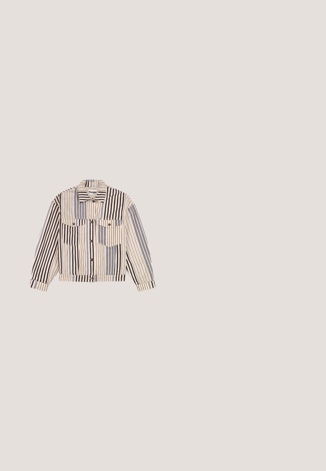 Veste Wrangler boutonnée à rayures verticales noires, bleues et crème, avec deux poches poitrine, posée à plat sur un fond blanc.; Une combinaison en kaki à côtes avec des manches courtes, un devant boutonné, un col, une taille élastique et des jambes larges. Le tissu a une finition texturée.; Tongs synthétiques marron avec des sangles orange, surface texturée et détail de logo en forme de cœur embossé sur la semelle.; Des lunettes de soleil carrées en acétate brun transparent avec des verres dégradés marron, reposant sur une surface blanche, inclinées pour montrer le devant et les branches latérales.; Sac cabas marron à motif floral avec deux anses, poches latérales et un écusson avant représentant une maison et un texte décoratif.; Collier avec cordon bleu réglable et sept grosses perles circulaires rouges, marron évidé, blanches, jaunes et crème évidées disposées en rangée.