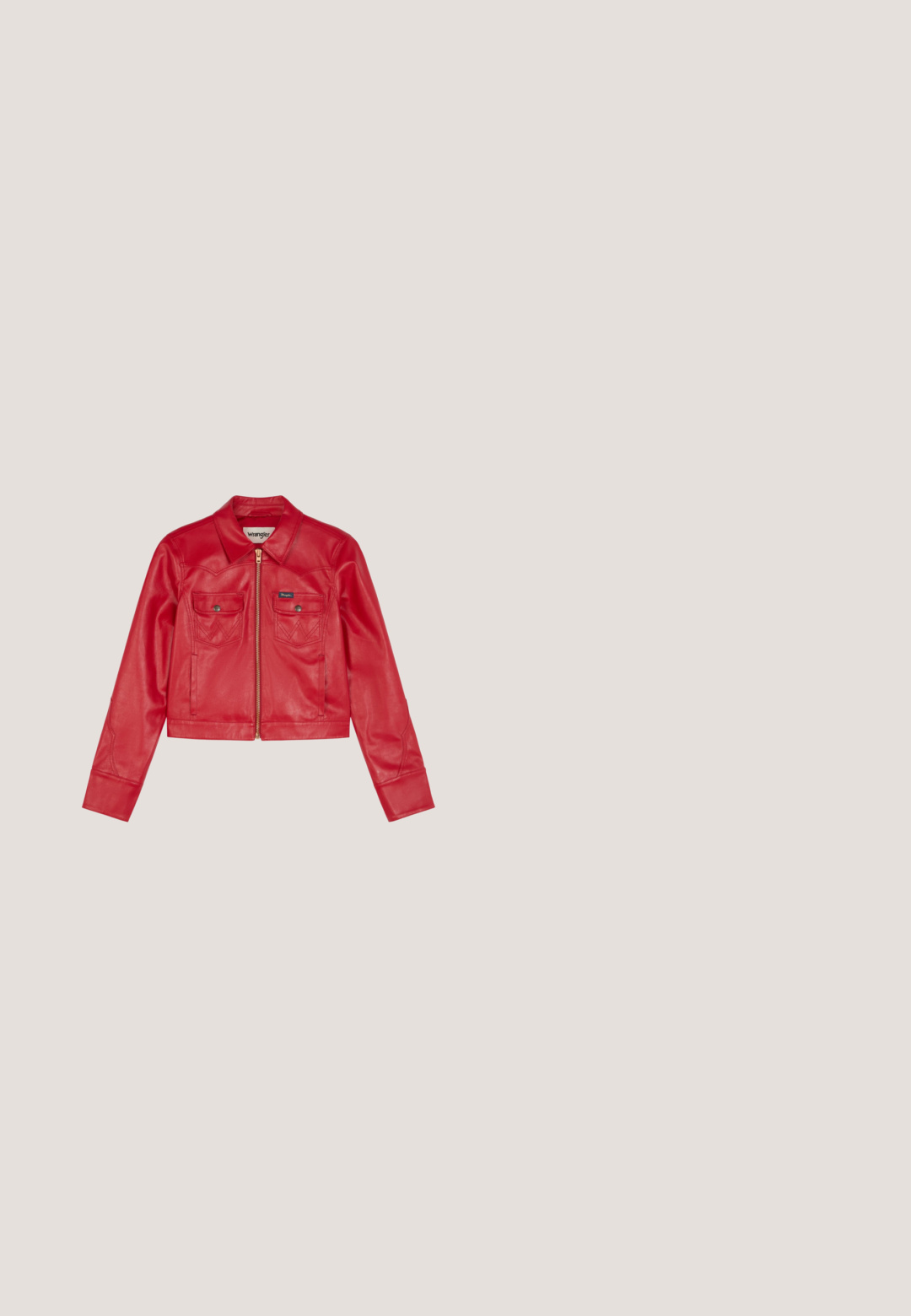 Veste courte en cuir rouge avec col, fermeture éclair devant, deux poches poitrine à rabat avec boutons et manches longues.; Robe longue à col nageur avec décolleté en V et rayures ondulées verticales dans les tons rose, orange, rouge, marron et crème.; Escarpin en cuir verni rouge à talon aiguille, avec un bout pointu, une surface lisse et un talon élancé, doté d'une semelle beige.; Lunettes de soleil surdimensionnées rouges avec une forme géométrique, verres dégradés gris et accents en chaîne dorée sur la branche. Monture en plastique glossy.; Sac à bandoulière en cuir rouge avec double bandoulière, logo triangulaire Guess et chaîne dorée avec breloque cadenas sur un fond clair uni.; Bracelet chaîne en or avec un pendentif rectangulaire orné de petits cristaux clairs et un pendentif logo triangulaire près de la fermeture.