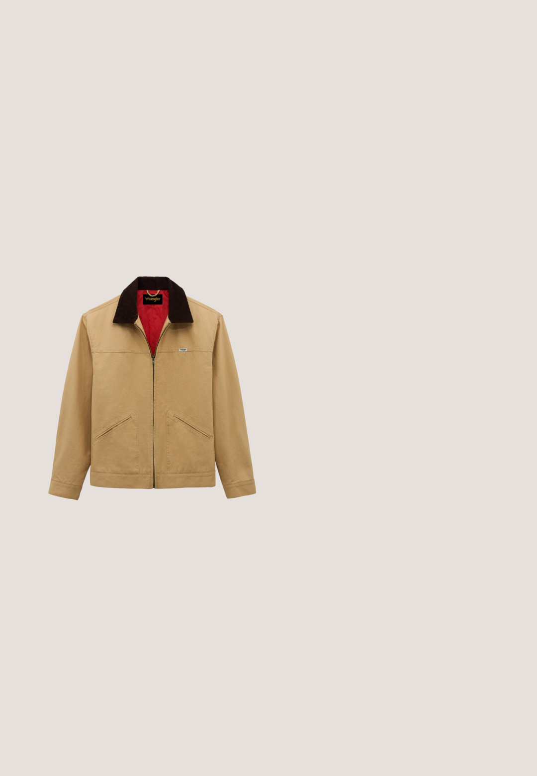 Beige jakke med lynlås, mørkebrun krave, rød inderforing, to forlommer med lynlås og lille Wrangler-logo på brystet.; Mørkeblå strikket sweater med et struktureret mønster, rund halsudskæring og lange ærmer. Ribbet manchetter og nederste kant. Etikette på halsudskæringen.; Hvid bomuldst-shirt med rund halsudskæring og korte ærmer, der har en cirkulær lappe med blå og røde accenter i midten.; Olivengrønne shorts med skræddersyet design, der har knaplukning, forlommer og subtile lodrette striber i et blødt, tekstureret stof.; Brune ruskindsankelstøvler med snørebåndsdesign, der har metaløjer, en gummisål med treads og en forstærket tåcap.; Brun crossbody taske med justerbar mørkebrun stofrem og læderdetaljer, med lynlås og ALDO-logo foran.