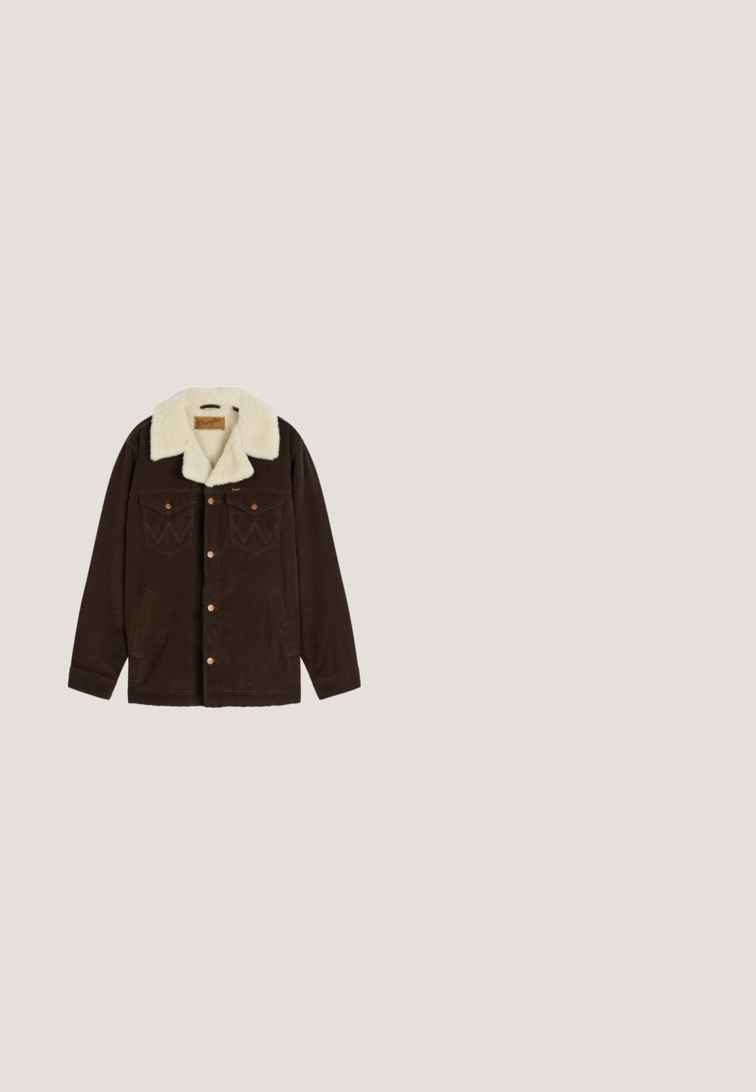 Donkerbruine corduroy jas met crèmekleurige fleece kraag, koperen knopen, twee borstzakken en zijzakken, sluiting met knopen aan de voorkant.; Bruine trui met hoge kraag, voorzien van een kwart-ritssluiting. Textuur met ribpatroon over het hele oppervlak, met gebreide manchetten en zoom.; Langarm geruit overhemd in crème met paarse en oranje ruiten. Voorzien van een kraag, knoopsluiting aan de voorkant en twee borstzakken. Zachte stoftextuur.; Bruine corduroy broek met een recht gesneden pasvorm, vijf zakken, zichtbare stiksels en een gestructureerde stofafwerking. Metalen knoopsluiting aan de taille.; Bruine suède enkelboot met zichtbare stiksels, platte zool en zachte voering, gezien vanaf de buitenkant tegen een effen achtergrond.; Kleine rechthoekige donkerbruine suède portemonnee met een zilveren ritssluiting aan de bovenkant en een stoffen lus aan één zijde.