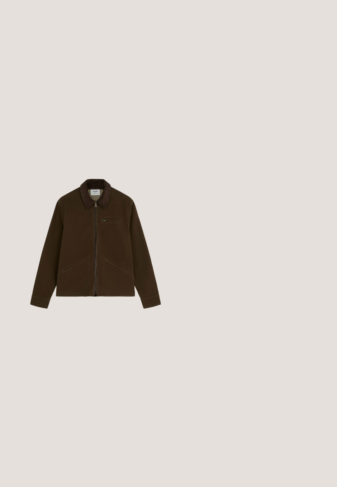 Dunkelbraune Jacke mit Kragen, Frontreißverschluss, zwei schrägen Taschen und einem kleinen Logo-Tag auf der linken Brust. Das Kleidungsstück liegt flach.; Dunkelbrauner Pullover mit Rundhalsausschnitt und langen Ärmeln, mit gerippten Bündchen und Saum, flach auf hellem Hintergrund ausgebreitet.; Braunes Levi's Poloshirt mit zwei Knöpfen, geripptem Kragen und auf der Brust gesticktem Levi's-Logo.; Helle blaue Jeans mit geradem Bein, ausgestattet mit einem Knopfverschluss, einem Fünf-Taschen-Design und einem ausgewaschenen Effekt an den Oberschenkeln.; Braune Lederstiefeletten mit glatter Textur, runder Zehenpartie, sechs Metallösen und einer Schlaufe an der Rückseite. Flache Gummisohle.; Braune Lederreisetasche mit zwei Griffen, einer vorderen Reißverschlusstasche und einem verstellbaren Schultergurt auf weißem Hintergrund.
