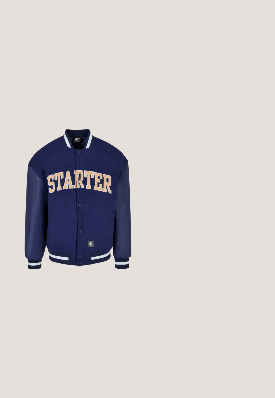 Námornícky modrá varsity bunda s vlneným telom, koženými rukávmi a smotanovým nápisom "STARTER". Obsahuje zips vpredu a pruhované rebrované manžety.; Dlhý rukáv, námornícky modrý polo tričko s béžovým golierom a manžetami, s okrúhlym emblémom s textom na ľavej hrudi.; Svetlo modré denimové džínsy s voľným strihom, obsahujúce päť vreciek, viditeľné švy a zapínanie na gombík v páse.; Biele tenisky s perforovanými bočnými panelmi a modrými akcentmi. Majú plochú podrážku a okrúhle šnúrky. Minimalistický dizajn s detailmi loga.; Športové slnečné okuliare s matným čiernym rámom, veľkými modrými tónovanými šošovkami, ostrým dizajnom a minimálnym vybavením pre ľahké nosenie.; Kompaktná obdĺžniková svetlosivá kabelka cez rameno s predným vreckom na zips a širokým nastaviteľným čiernym remienkom na bielom pozadí.