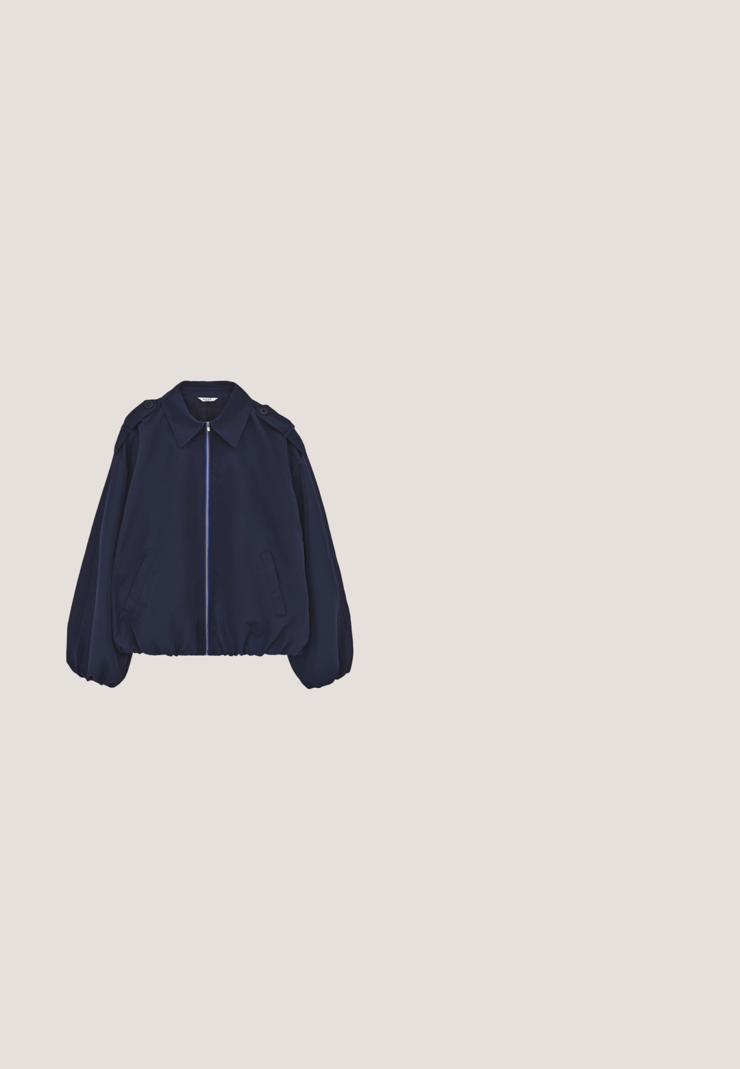 Marineblå jakke med lange ærmer, elastiske manchetter og talje, vist bagfra på hvid baggrund.; Marineblå sweatshirt med ribbede manchetter og halsudskæring, prydet med hvid fleece-tekst, der står "PARIS" på forsiden.; Marineblå bomulds T-shirt med korte ærmer, en rund halsudskæring og tekst på forsiden med ordene "OH APRIL." Glat tekstur, lige pasform.; Marineblå leggings med høj talje, glat finish, lige snit og uden synlige mønstre eller logoer, vist fladt på en hvid baggrund.; Sort net-aktivitets-sneaker med hvid, tekstureret sål, elastiske snørebånd og trækskede ved hælen, vist i sideprofil på hvid baggrund.; Marineblå stoftaske med cremefarvede stropper, blød tekstur, løstsiddende design og præget logo. Rummeligt indre med en afslappet stil.