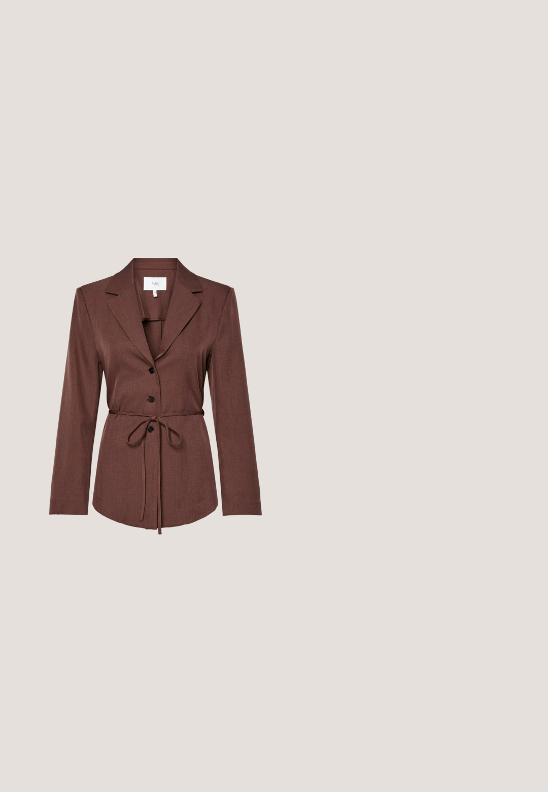 Blazer marron ajusté avec revers crantés, trois boutons noirs sur le devant et une fine ceinture à nouer à la taille.; Pull tricot blanc à manches courtes avec encolure ronde et poignets et ourlet côtelés, présenté sur un fond blanc uni.; Pantalon crème à jambes larges avec plis cousus verticaux courant sur le devant de chaque jambe.; Botte beige en daim montant jusqu'au genou, avec bout pointu, talon fin et motifs floraux et géométriques découpés complexes sur la tige.; Sac à épaule en cuir marron avec deux poches zippées à l'avant, une bandoulière ajustable et une texture lisse. Il présente des accents en métal doré.; Bracelet en or avec un design texturé et torsadé. Forme circulaire, ouvert aux deux extrémités, finition lisse avec une surface légèrement ondulée.