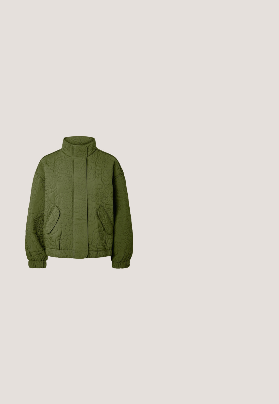Chaqueta acolchada verde oliva con cuello alto, patrón de costura floral, bolsillos delanteros con solapas y puños elásticos.; Polo de punto acanalado verde claro de manga corta con cuello y dobladillo con volantes, cuatro botones en la tapeta y bordes de las mangas con forma ondulada.; Jeans de mezclilla azul claro con una cintura alta, piernas anchas y un diseño clásico de cinco bolsillos. Presenta un discreto desvanecimiento y un cierre de botón.; Zapatilla Adidas Gazelle en ante verde menta con acentos blancos, cierre con cordones y suela de goma. Presenta tres franjas blancas.; Bolso tote acolchado de color verde claro con asas acolchadas y un pequeño parche con logo blanco centrado cerca de la parte superior sobre un fondo liso.; Pendientes de tono plateado con una forma de lágrima orgánica y suave. Superficie pulida con una curvatura sutil y sin adornos visibles.
