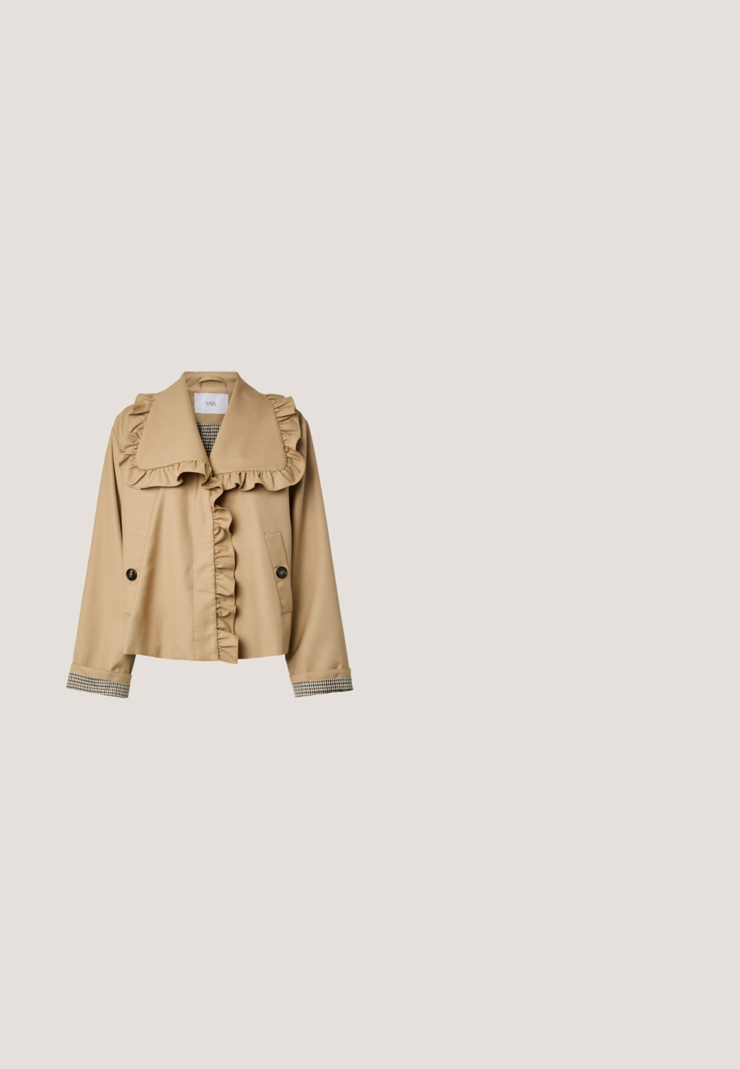 Beige cropped jasje met geplooide kraag en voorrand, zakken met knopen en een geruit patroon zichtbaar bij de mouwboorden.; Geel en grijze jurk met een getailleerde lijfje, vetersluiting aan de voorkant en zijstrikken. Beschikt over een gestructureerd patroon en dunne, verstelbare bandjes.; Puntslof met slingback in een luipaardprint stof, voorzien van gouden hardware accenten en een zwarte zool. 5 cm stilettohak.; Tortoiseshell zonnebril met een brede rechthoekige vorm, bruine lenzen en een glanzende afwerking. Bevat logo detail op de poot.; Bruine clutch van imitatiebont met een goudkleurige sluiting en kettingriem. Zachte textuur, driehoekige vorm en licht pluizig uiterlijk.; Armband in goudkleur met twee rijen gepolijste ronde kralen en een karabijnsluiting op een witte achtergrond.