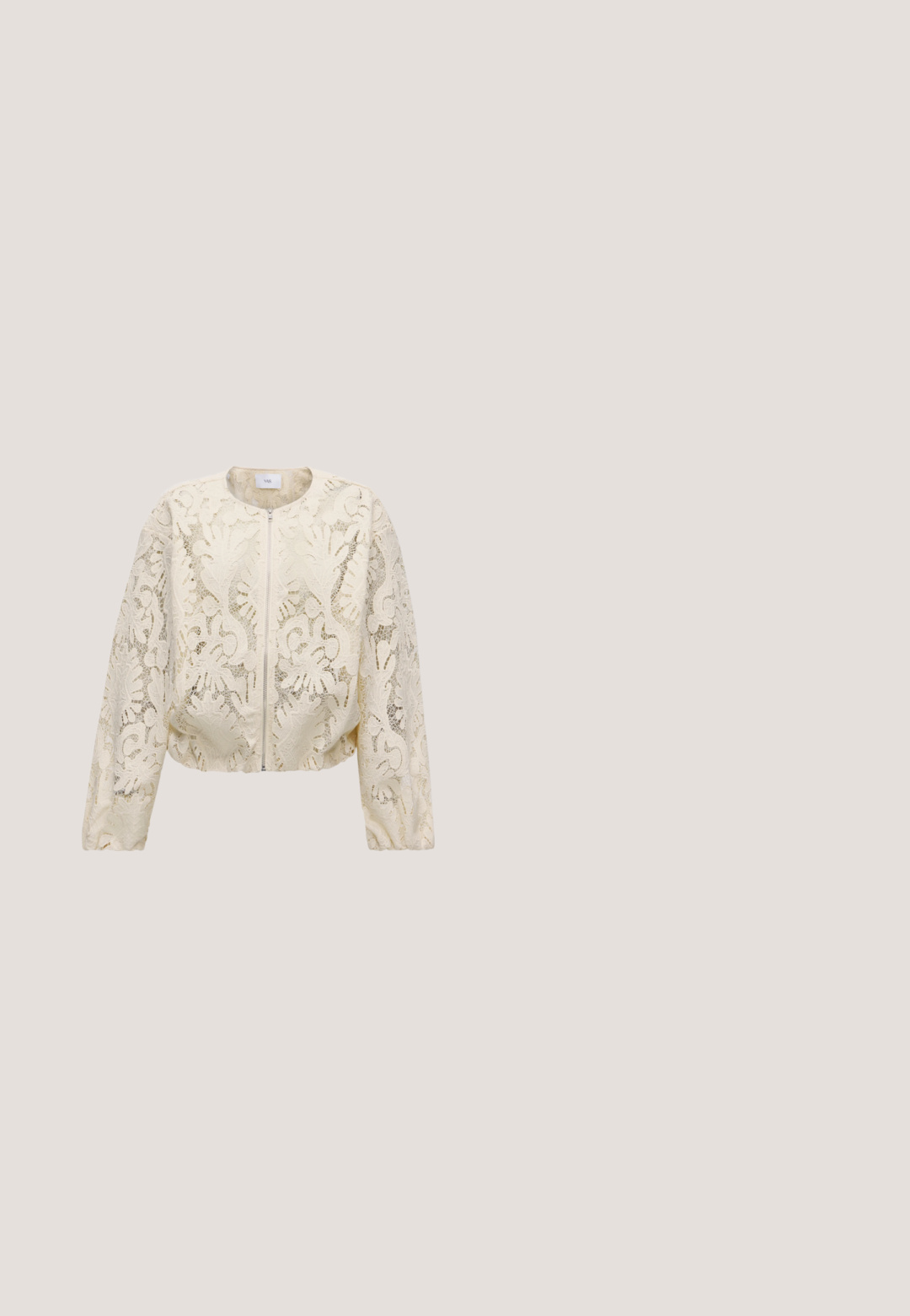 Cremefarvet blonder langærmet jakke med lynlås foran og rundet halsudskæring, med blomster- og bladmotiver over hele stoffet.; Langærmet beige satinbluse med spidse krave, skjulte knapper og to forlommer med et diskret diamantmønster.; Beige paillet mini nederdel med lagdelt design, der har cirkulære pailletter og en blød elastisk talje for komfort og pasform.; Beige slingback-pumpe med spids tå, der har en afrundet udskæring og sølvfarvede dekorative detaljer langs halsudskæringen. Stilet-hæl.; Cremefarvet clutch med krokodilleprægning, guldfarvet metalkant, kyslås, håndledsrem og Valentino-logo på forsiden.; Guldarmbånd med skiftevis store og små perler, klare krystalaccenter og lukning på en hvid baggrund.