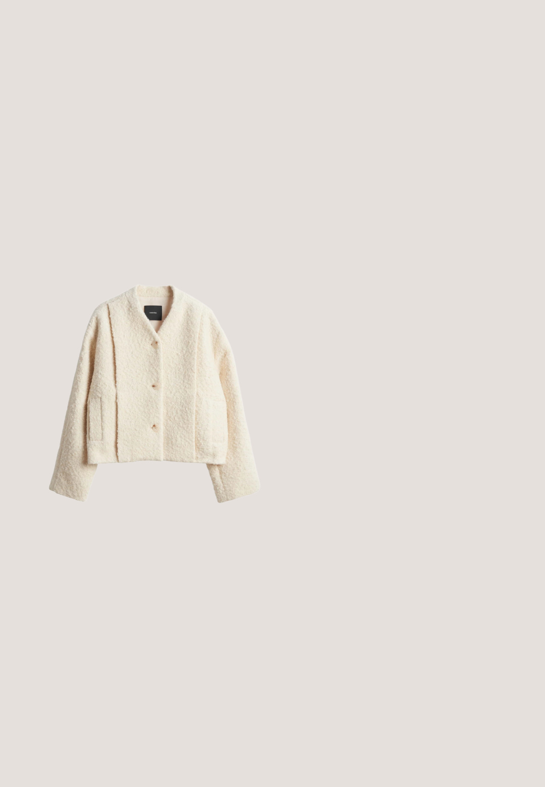 Veste courte couleur crème en tissu texturé, avec un col en V, deux poches latérales et trois gros boutons.; Cardigan beige à manches longues en matière côtelée, avec un col rond et une rangée de boutons sur le devant.; Blouse beige à manches courtes, ample avec encolure ronde, présentée à plat et centrée sur un fond blanc.; Pantalon beige à jambes larges en tissu lisse, avec une taille haute et deux poches avant. Couleur unie, design minimaliste.; Chaussure Mary Jane en cuir beige avec un bout pointu, une semelle plate et une seule sangle ajustable avec boucle en métal. Texture lisse.; Sac bandoulière en cuir beige avec une seule sangle, des accessoires dorés et un logo de marque embossé discret au centre avant.