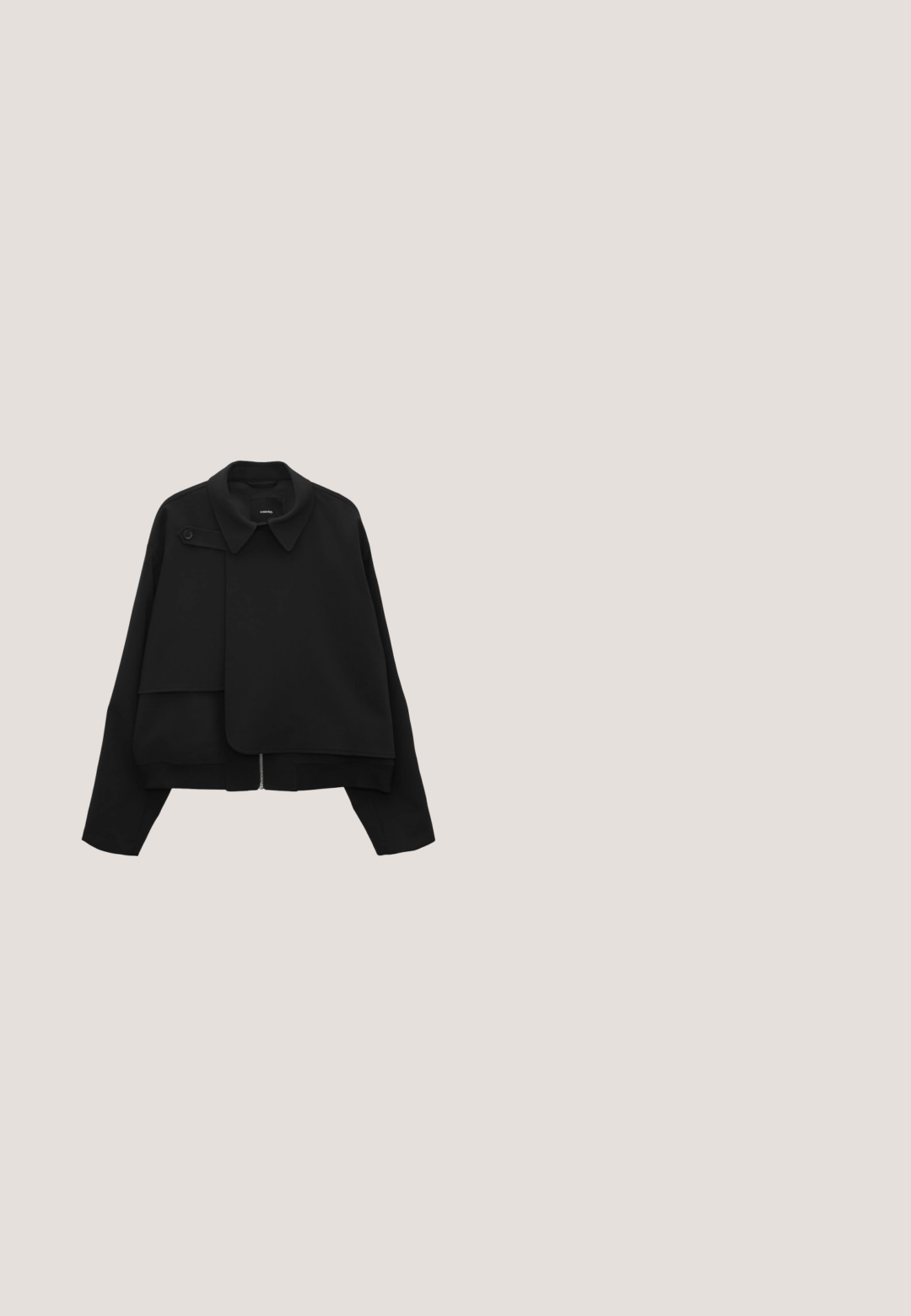 Zwarte jas met een gestructureerde kraag, rits aan de voorkant en een asymmetrisch ontwerp. Heeft een knoopaccent en gelaagde stoftextuur.; Mouwloze zwarte blouse met witte polka dots, knoopsluiting aan de voorkant, ronde halslijn en gerimpelde zoom.; Zwarte broek met witte stippen, rechte pijp en een aansluitende tailleband, plat weergegeven tegen een witte achtergrond.; Next FOREVER COMFORT BOW REGULAR FIT - Ballerina's - black; Zwarte clutch met witte polkadots, zilveren sluiting en dunne zilveren schouderriem tegen een witte achtergrond.; Zwarte stoffen scrunchie met een geraffelde, gladde textuur, ontworpen om het haar op zijn plaats te houden.