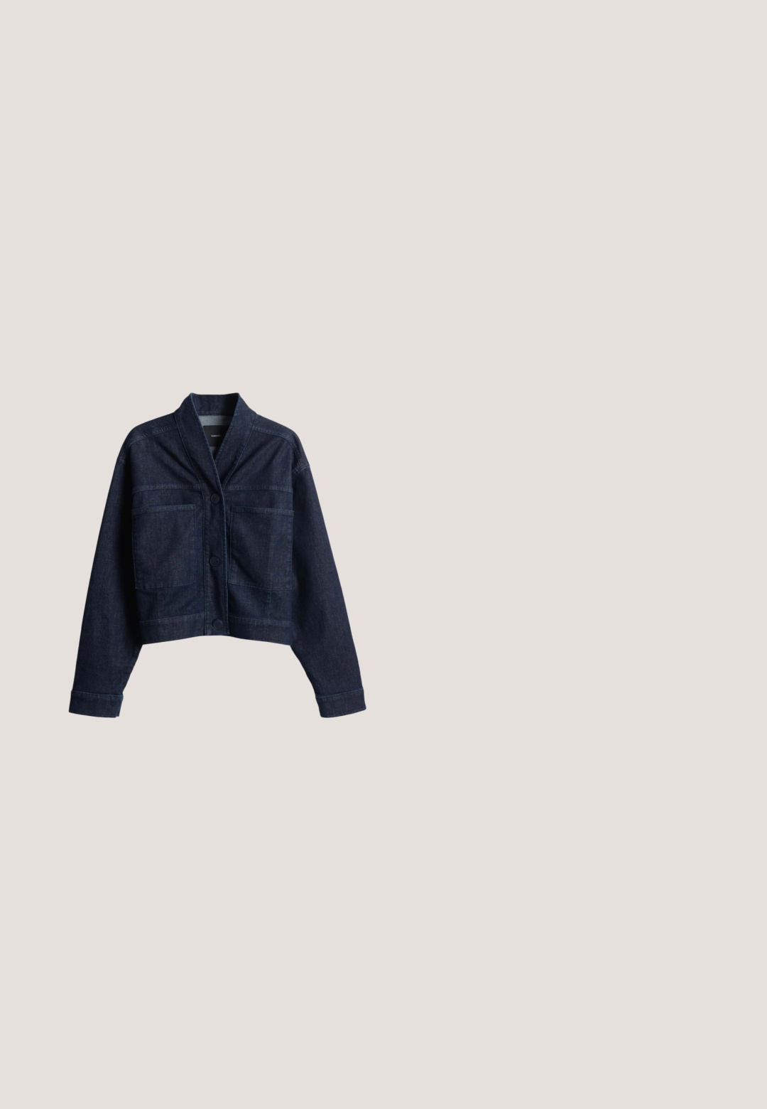 Gekürzte dunkelblaue Jeansjacke mit Schalkragen, vorderem Knopfverschluss und zwei knopfverschlossenen Brusttaschen. Glatte Textur mit subtilen Nähdetails.; Marineblaues geripptes Kurzarm-Top mit rundem Ausschnitt, schlichtem Design und leicht tailliertem Schnitt.; Lockere dunkelblaue Jogginghose mit elastischem Bund, verstellbarem Kordelzug und elastischen Bündchen an den Knöcheln, flach liegend dargestellt.; Niedrig profilierter schwarz-weißer Sneaker mit Gummisohle, pinken Schnürsenkeln, dekorativer Seitennaht und weißem Fersenakzent, von der Seite gezeigt.; Schwarze Wildleder-Schultertasche mit breitem Träger und einfachem Nahtdetail, vor weißem Hintergrund dargestellt.; Goldfarbener Kettenarmband mit Karabinerverschluss, verziert mit runden blauen und klaren Steinen sowie dekorativen Metallperlen entlang der Länge.