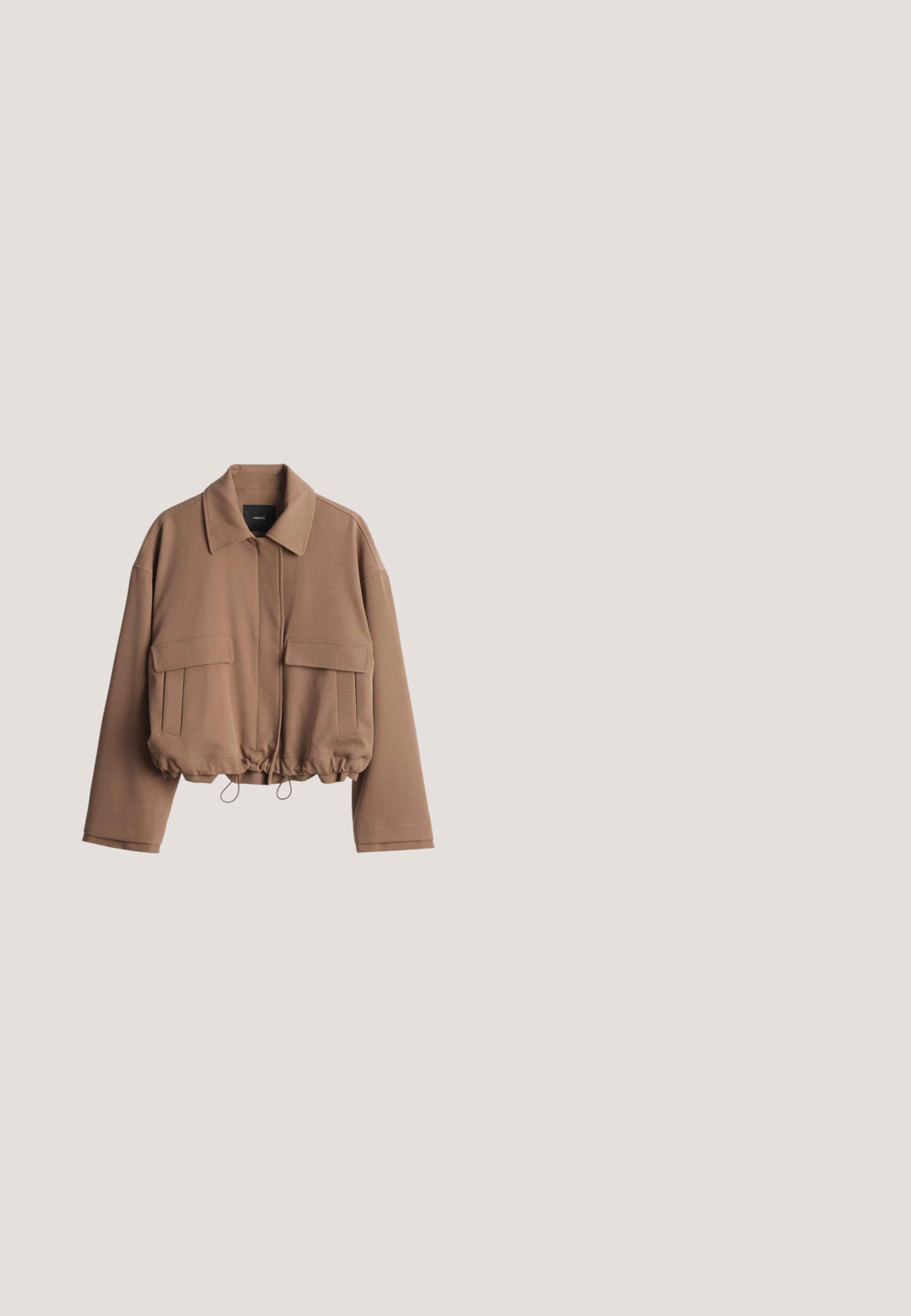 Kürzerer brauner Stoffjacke mit Reverskragen, Frontreißverschluss, zwei Seitentaschen und verstellbarem Kordelzugsaum.; Dunkelbraunes kurzärmeliges Strick-Polo mit drei Knöpfen und strukturiertem Stoff, flach auf weißem Hintergrund präsentiert.; Dunkelbraune locker sitzende Hose mit elastischem Bund und Kordelzug, mit weiten Beinen und elastischen Bündchen an den Knöcheln.; Dunkelbrauner Wildleder-Slipper mit geschlossenem spitzem Zeh und flacher Sohle, seitlich auf weißem Hintergrund dargestellt.; Rechteckige Sonnenbrille aus Schildpatt mit dunkelbraunen Gläsern und feinem Golddetail am Steg, liegend auf einer schlichten weißen Oberfläche.; Braune Wildleder-Hobo-Tasche mit einem breiten, gebogenen Griff und offenem oberen Teil, mit schlichtem Design und glatter Oberfläche, ideal für den alltäglichen Gebrauch.