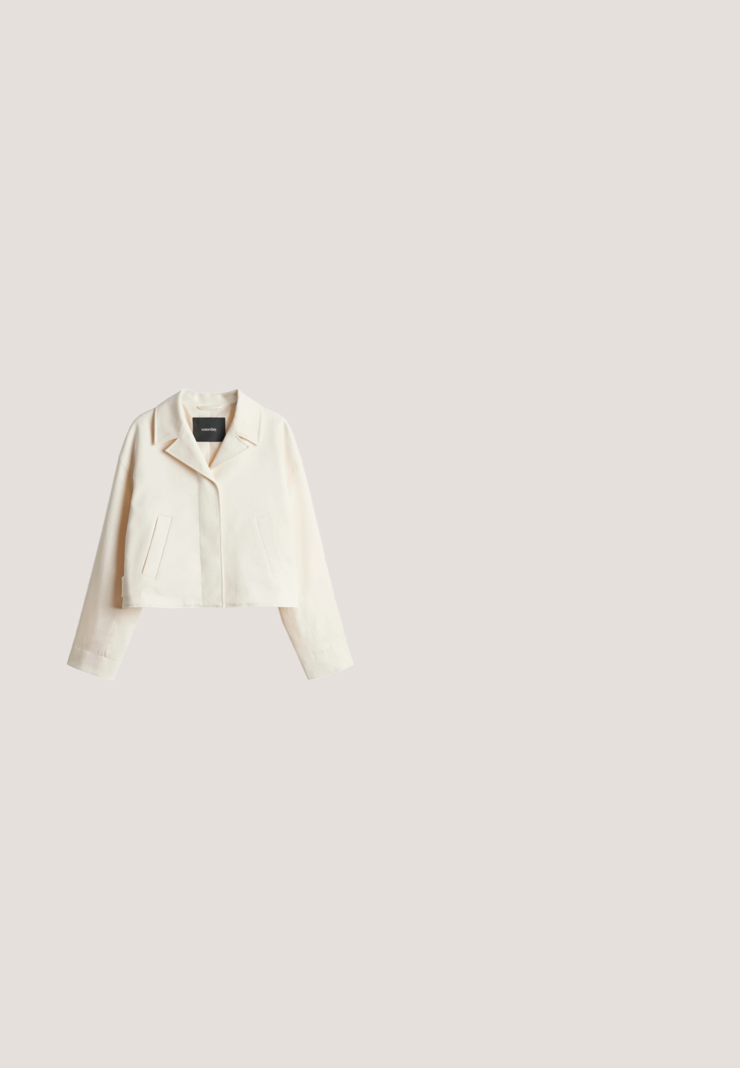Crèmewitte cropped jas met lange mouwen, kraag met inkeping, verborgen voorzijde sluiting en twee verticale zijzakken.; Korte mouwen witte blouse van zachte stof, met een ronde halslijn, een middennaad en ruches aan de onderrand en mouwranden.; Witte op maat gemaakte broek met een rechte snit, voorzien van een tailleband, riemlussen en twee zijzakken. Glad stofstructuur, geen zichtbare patronen.; Witte leren hoge hak met een puntige neus en een slanke, licht hellende hak. Gladde textuur met een minimalistisch ontwerp en een tan gekleurde zool.; Beige leren handtas met gestructureerd ontwerp, dubbele handvatten en een verstelbare schouderriem. Gladde textuur met subtiele merkdetails.; Delicaat gouden kettinkje met kleine bedeltjes van gemengd metaal en edelstenen gelijkmatig verdeeld in het midden.