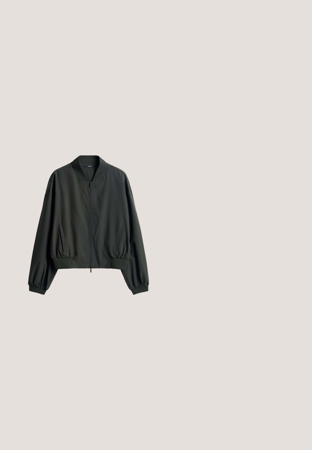 Zwarte bomberjas met ritssluiting aan de voorkant, geribde kraag, manchetten en zoom, en twee zijzakken, plat liggend op een witte achtergrond.; Olijf groene blouse met korte mouwen, een ronde halslijn, een gladde textuur en een iets langere achterzoom. Eenvoudig ontwerp, casual pasvorm.; Pyjama broeken in een donkergrijze stof met een getextureerd groen abstract patroon. Voorzien van een elastische tailleband met een trekkoord voor aanpassing.; Lichtgroene suède sneaker met een gestroomlijnde vorm, grijze veters, bruine rubberen zool en een witte hielaccent. Textuurdetail op het oppervlak.; Olijfgroene leren tas met lange dubbele handvatten en een decoratieve kwast die bij de handvatbevestiging hangt.; Zilverkleurige metalen ketting met een flexibel, plat kettinkje. Voorzien van een karabijnslot en een verstelbare verlengketting voor de lengte.