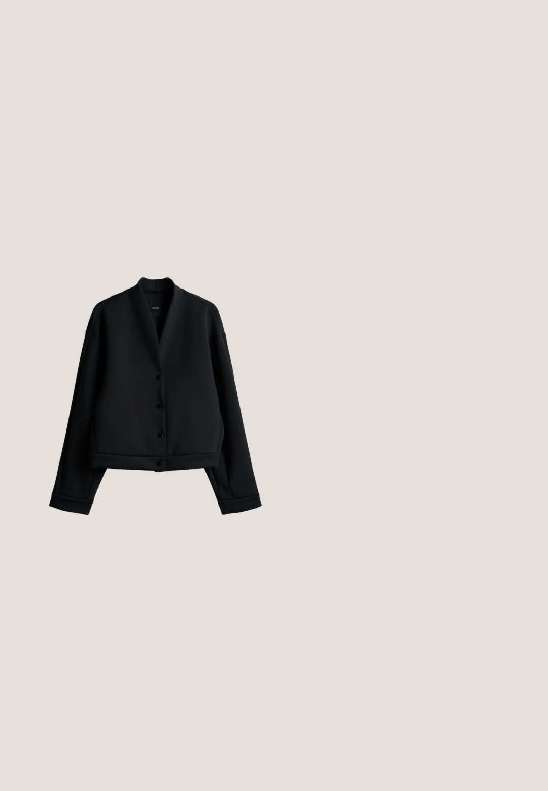 Zwarte jas met lange mouwen en knopen, kraagloos ontwerp en licht ingekorte zoom, weergegeven op een witte achtergrond.; Zwart T-shirt met korte mouwen en V-hals, met een losse pasvorm en een klein stoffen merkje aan de linkerkant.; Zwarte ruime broek van zacht stof, met een gladde tailleband, twee zijzakken en gestikte voorplooien voor extra detail.; Gino Rossi LOAFERS - Instappers - black; Zwarte leren totebag met een gladde textuur, brede opening en twee lange schouderriemen. Voorzien van een gouden logo-accent.; Gouden ring met een tekstuurontwerp en gelijkmatig verdeelde bolvormige accenten in de band. Glad, rond profiel met een glanzende afwerking.