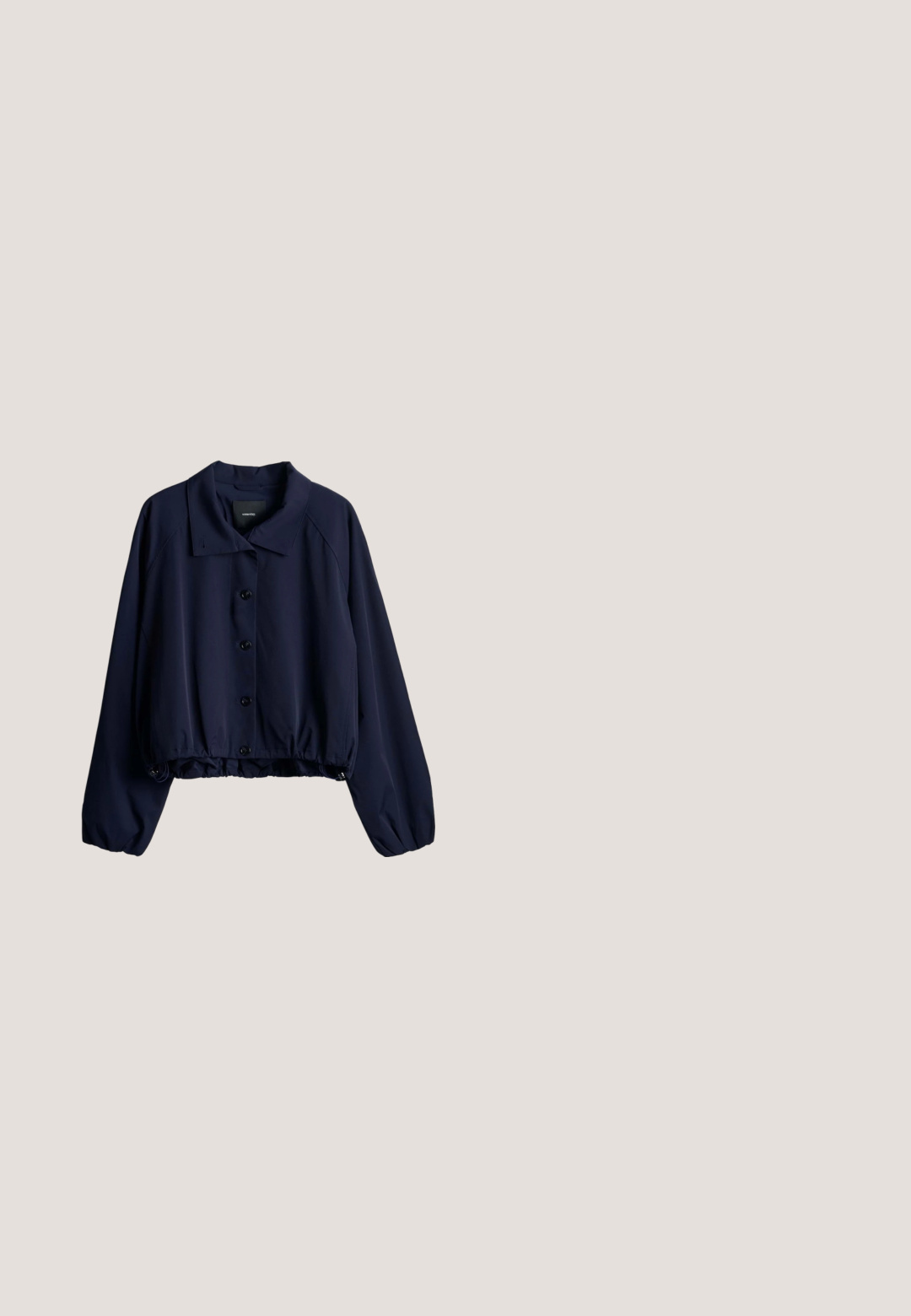 Donkerblauwe cropped jas met lange mouwen, knopen aan de voorkant, een kraag en een elastische tailleband met verstelbare koordjes.; Navyblauw kortmouwtopje van zachte stof, met een ronde hals en een scalloped zoom langs de mouwen en de onderrand.; Navy blauwe broek van gladde stof, met een elastische tailleband, twee zijzakken en een relaxte pasvorm met rechte pijpen.; Zwarte suède herenslof met lage gestapelde hak en penny-banddetail, zijaanzicht op witte achtergrond.; Turkooizen leren shopper met dubbele handvatten en een bloemvormige bedel die aan één van de handvatten hangt, op een witte achtergrond.; Zilveren armband met kralen en een ronde hanger. Bestaat uit een aaneenschakeling van ronde kralen, met een gladde textuur en een gepolijste afwerking.