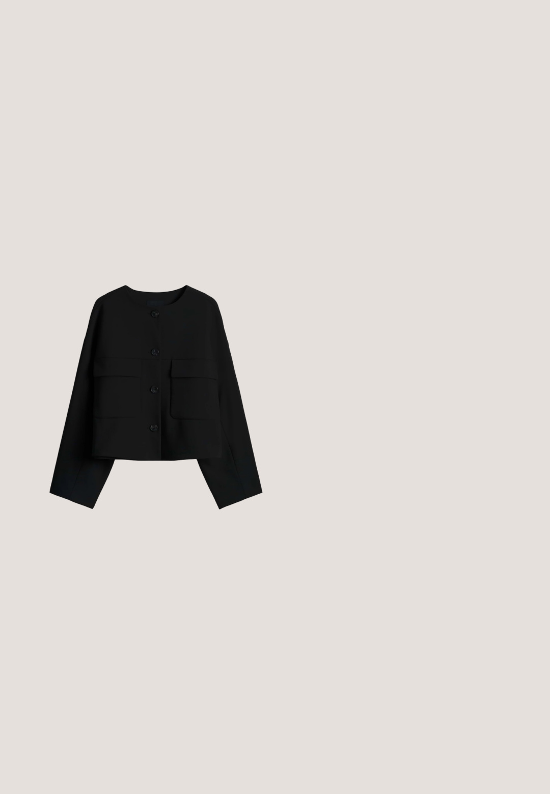 Veste courte noire boutonnée, manches longues et deux poches avant à rabat, posée à plat sur un fond blanc.; T-shirt noir à manches courtes en coton. Doté d'un col rond et d'une coupe décontractée, sans motifs ni accents. Texture douce.; Pantalons larges noirs à rayures blanches, avec un devant plissé et une taille dotée passants de ceinture. Tissu lisse avec un design structuré.; Mocassin en cuir noir verni avec bout arrondi, talon bas, sangle décorative et semelle lisse sur un fond gris clair uni.; Sac à main noir en simili cuir texturé, avec des poignées supérieures doubles, une bandoulière amovible et une fermeture éclair.; Collier délicat en chaîne argentée avec fermoir mousqueton et extension réglable avec un petit pendentif coquillage.