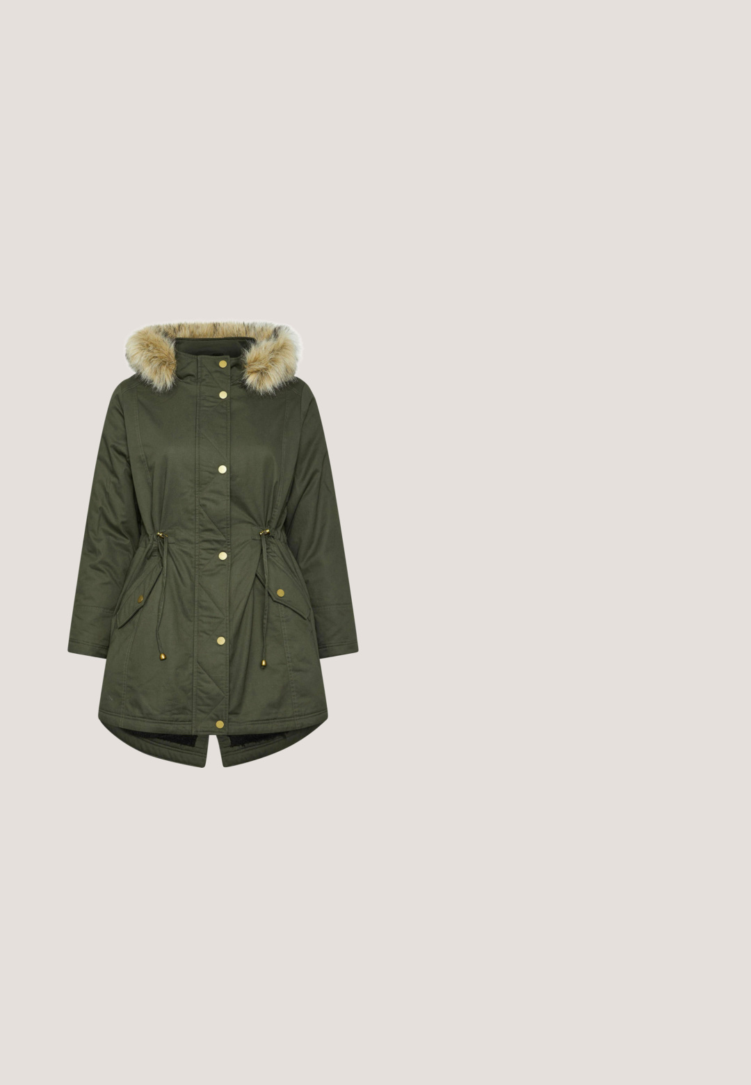 Oliven grøn parka-jakke med kunstpels hætte. Har guldtrykknapper, snoretræk i taljen og kontrasterende inderside. Lige kant med sidelommer.; Grønt sweater med sorte chevron-striber. Rund halsudskæring, lange ærmer og blød tekstur. Lige kant med lette sideslidser.; Mørkegrønne manchesterbukser med knap- og lynlåslukning, bæltestropper og opkørte manchetter ved anklerne.; Grøn læder ankelstøvle med elastiske sider, en tekstureret cremefarvet sål og en glat overdel. Bemærkelsesværdig for sit moderne slip-on design.; Mørkegrøn quiltet håndtaske med polstret håndtag, en justerbar rem og en lille brun bamse-nøglering fastgjort.; Grøn ring i harpiks med en glat overflade, prydet med et vandret guldbånd sat med klare sten omkring midten. Klumpet, afrundet design.