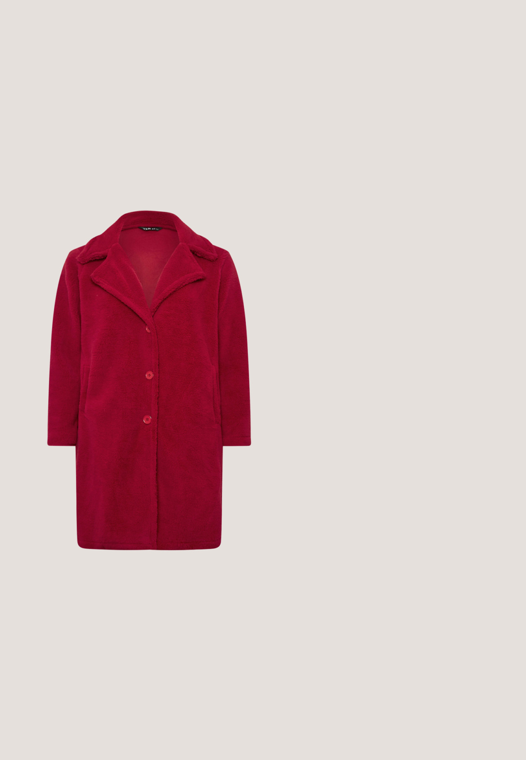 Rood fleece jasje met een puntig kraag, knopen aan de voorkant en zijzakken. Heeft een zachte textuur en een recht gesneden ontwerp.; Bordeaux gebreide jurk met een ronde hals, lange mouwen en kabelbrei patroon. Losse fit, met ribgebreide manchetten en zoom.; Bordeaux leren hoge hak pump met een vierkante neus, textuur bovenwerk en stevige zwarte hak, ontworpen voor een strakke, moderne uitstraling.; Rode oversized zonnebril met een glanzende afwerking, bruine lenzen en goudkleurige accenten op de pootjes. Geometrisch ontwerp met een brede rand.; Glanzende donkerrode clutchtas in envelopstijl met gouden bies langs de flaprand op een effen lichte achtergrond.; Oorbellen met goudkleurige afwerking, rode gemarmerde kralen en gestructureerde ringen. Bevat twee stijlen: gebogen ontwerpen en een kralenaccent, allemaal met een glanzende afwerking.