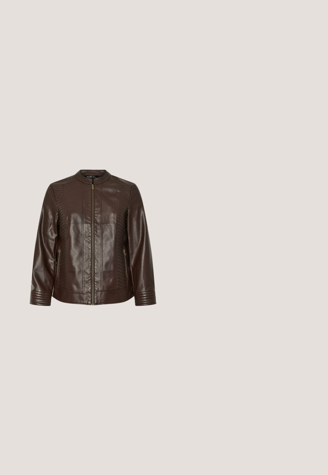 Bruine leren jas met een ritssluiting aan de voorkant, gestructureerde zijpanelen en geribbelde accenten op de mouwen. Voorzien van een opstaande kraag en twee zijzakken.; Bruin T-shirt met korte mouwen en een vierkant goud- en beige abstract zebraprint aan de voorkant.; Elastische tailleband broek met trekkoord in khaki en beige zebra patroon. Middelhoge taille, uitlopende pijpen, zachte textuur. Geschikt voor casual wear.; Bruine leren enkellaars met een puntige neus, getextureerde zijpanelen en een chunky hoge hak. Voorzien van een lus om gemakkelijk aan te trekken.; Donkerbruine leren hobo-tas met een korrelige structuur en een brede enkele schouderriem, met minimale stiksels in het midden.; Gouden metalen ring met een gestructureerd, ongelijkmatig oppervlak en een open bandontwerp. Bevat afgeronde accenten voor een unieke, organische vorm.