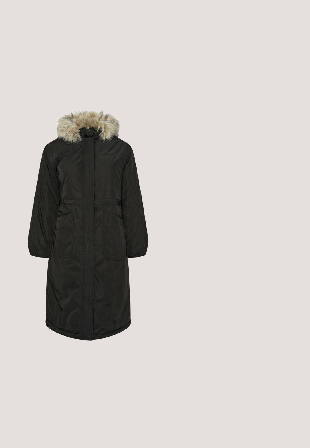 Schwarze Parka-Jacke mit einer Kapuze aus Fellimitat, zwei Fronttaschen und einem Reißverschluss. Verfügt über ein knielanges Design und einen glatten, strukturierten Stoff.; Schwarz oversized Oberteil mit Rundhalsausschnitt und weiten Dreiviertelärmeln. Rippstruktur und abgerundeter Saum an den unteren Kanten.; Vero Moda Curve Skinny fit VMCFLASH Mid rise - Jeans Skinny Fit - black denim; Schwarze Wildleder-Sneaker mit pinken Akzenten und einer strukturierten schwarzen Gummisohle. Verfügt über einen gepolsterten Kragen und ein klassisches Schnürdesign.; Beige Handtasche aus Kunstleder mit geschwungener Form, verstellbarem Kettenhenkel und Logo-Akzent auf der Vorderseite. Glatte Textur mit gefalteten Riemendetails.; Silberfarbene abstrakte Ohrringe mit glatten, glänzenden Oberflächen und organisch geformten Kurven für ein modernes Design. Mit Steckverschluss.