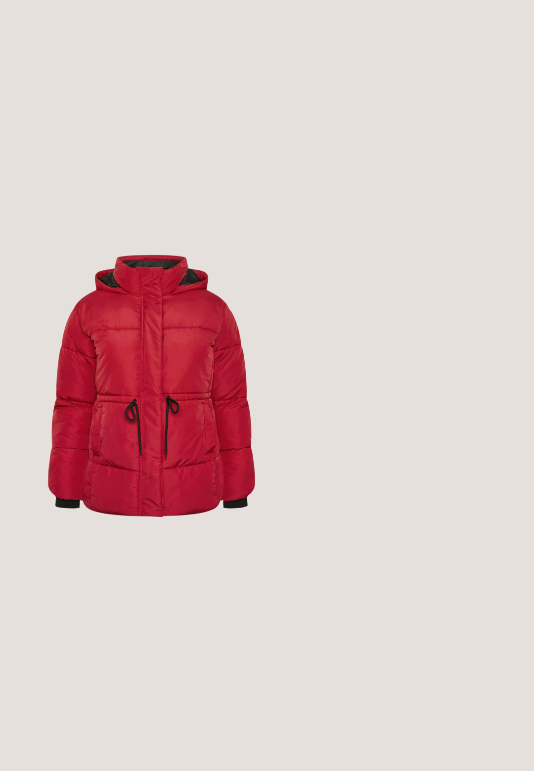 Rote Daunenjacke mit Kapuze, ausgestattet mit einem Reißverschluss vorne, elastischen Bündchen, zwei Taschen und Kordelzugdetails an der Taille. Glattes, isoliertes Material.; Roter Strickpullover mit rundem Ausschnitt, überschnittenen Schultern und geripptem Saum. Verfügt über ein strukturiertes, grob gestricktes Muster überall.; Weißes T-Shirt mit kurzen Ärmeln, rotem besticktem Krebs und dem Schriftzug „fang des Tages“ auf der Brust.; Rote Jogginghose mit elastischem Bund und Kordelzug. Bündchen an den Knöcheln und glatte Textur. Einfaches Design, keine sichtbaren Muster oder Akzente.; Roter und weißer Sneaker aus Wildleder und Leder, mit abgerundeter Schuhspitze, weißen Schnürsenkeln und einer klobigen, hellbraunen Gummisohle.; Weiche rote Leder-Umhängetasche mit einem breiten Riemen und einer geschwungenen, ungeformten Form.